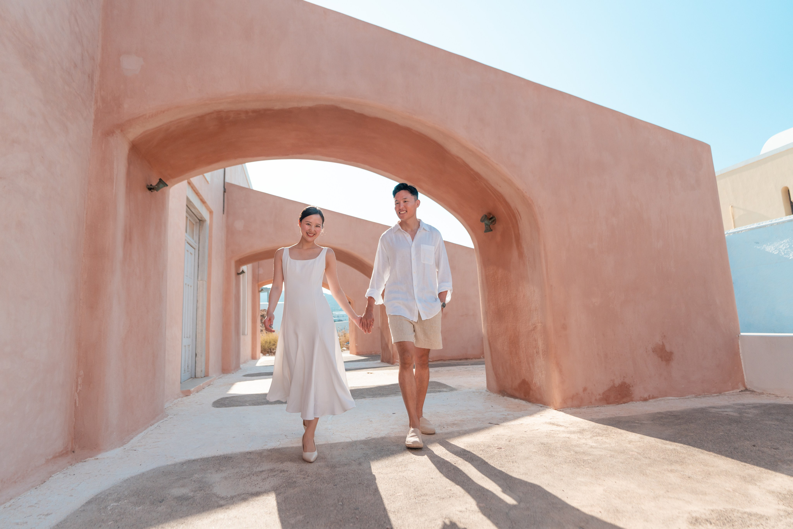 What is your love story in Santorini?. Photographe vidéaste à Santorin|Séances photos de Robe volante Santorin|