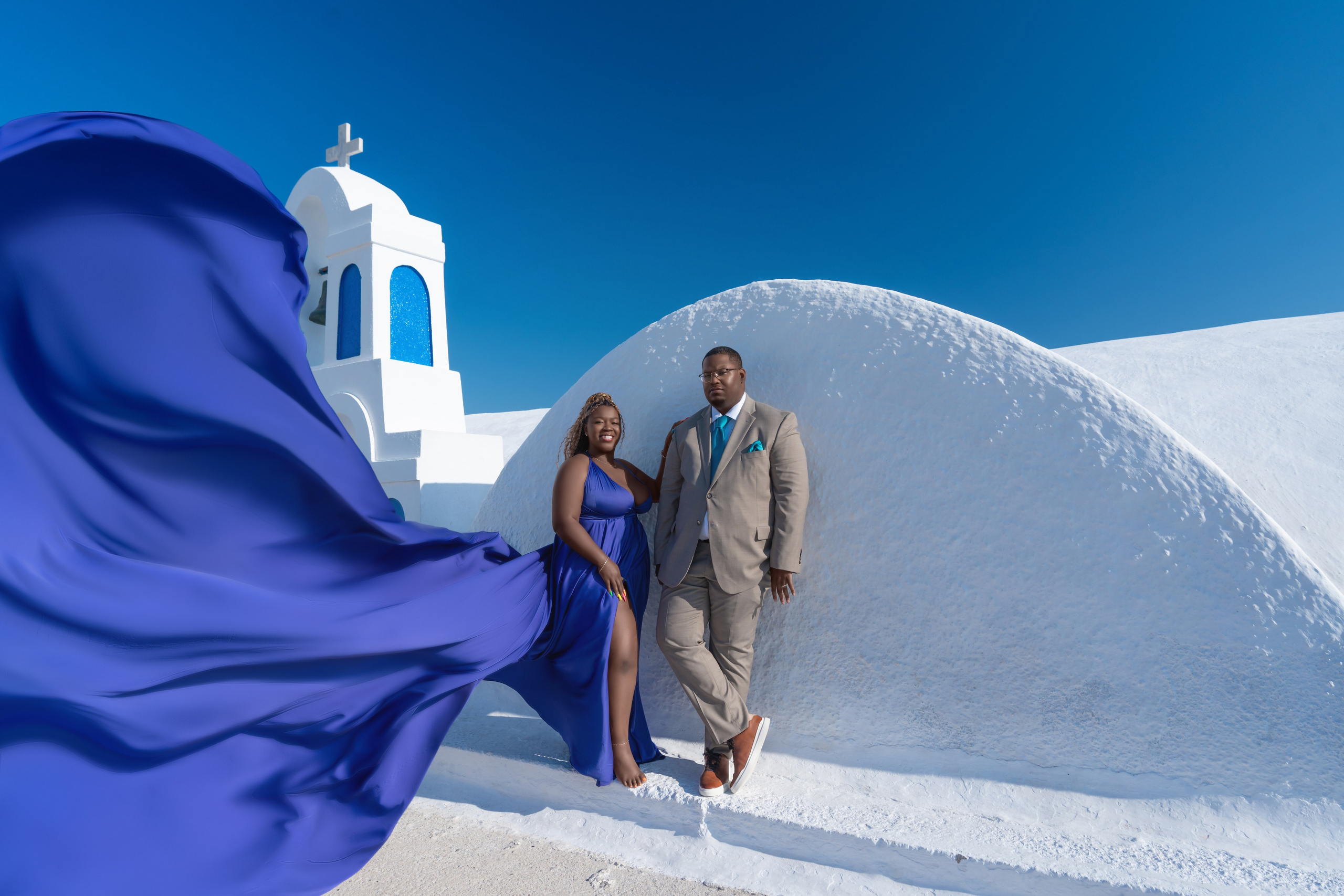 Robe Volante Santorin Bleu Magenta. Photographe vidéaste à Santorin|Séances photos de Robe volante Santorin|