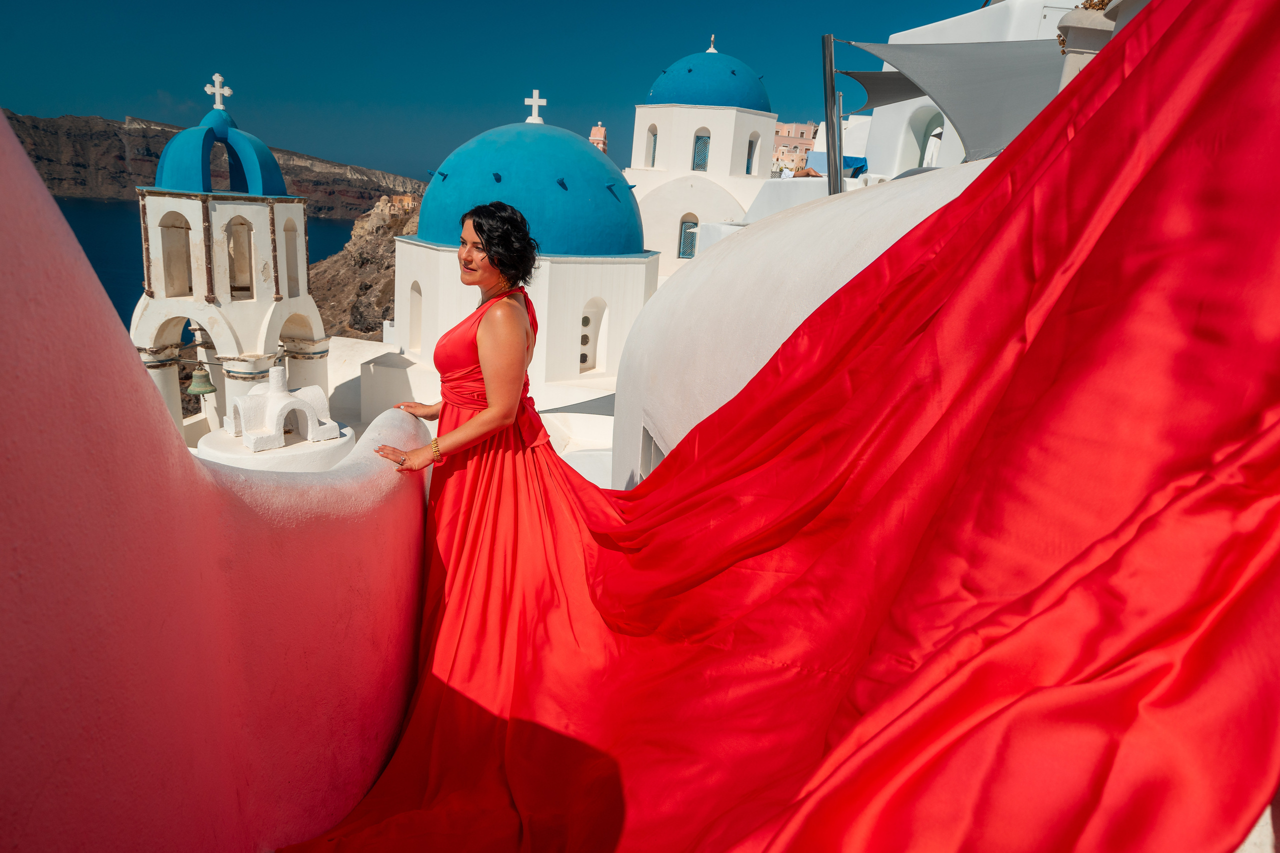 Robe Volante Rouge Corail Dos Nu | Tailles XS-L – Élégance et Fluidité. Photographe vidéaste à Santorin|Séances photos de Robe volante Santorin|