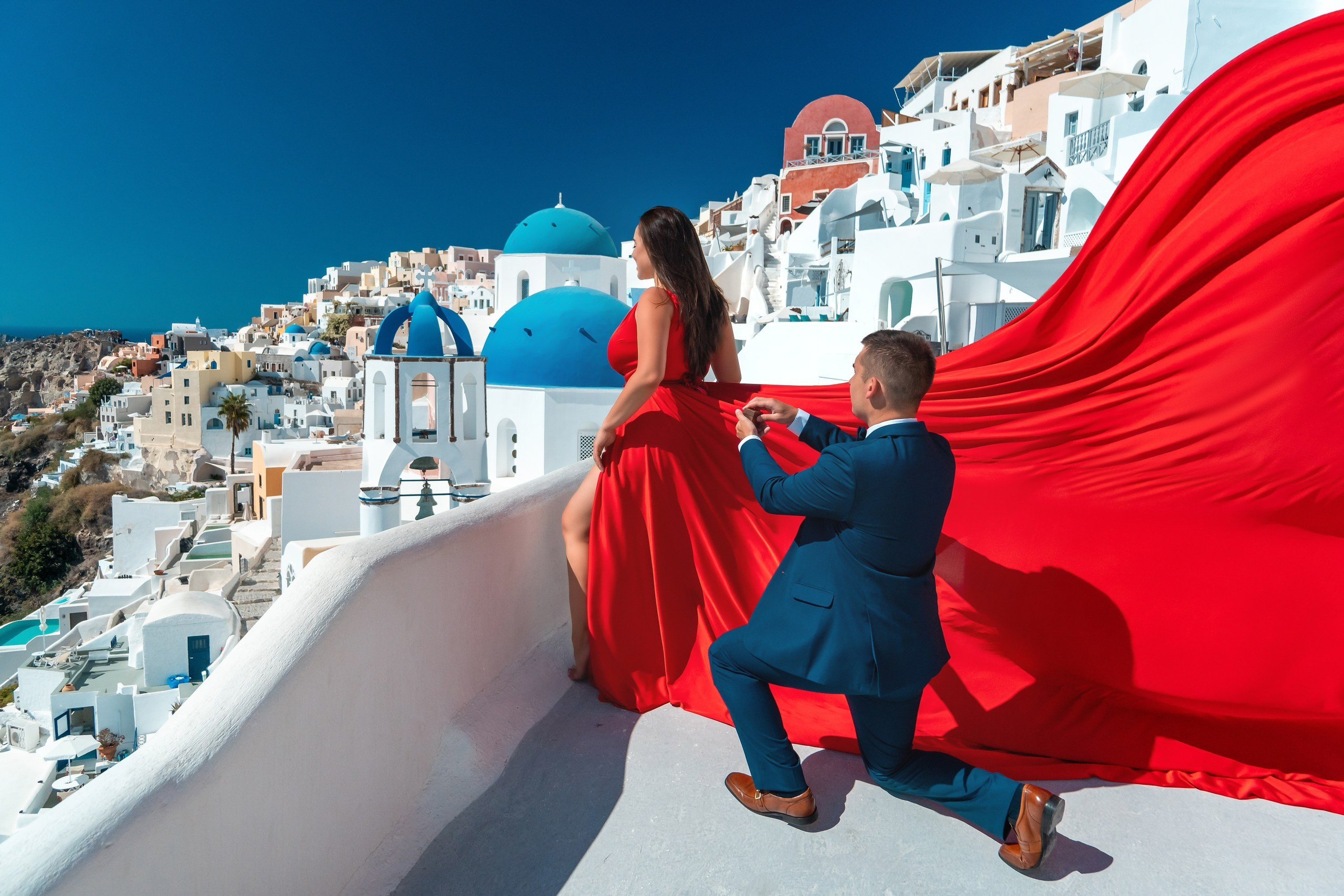 Ethereal Proposals: Santorini Flying Dress Photography. Photographe vidéaste à Santorin|Séances photos de Robe volante Santorin|