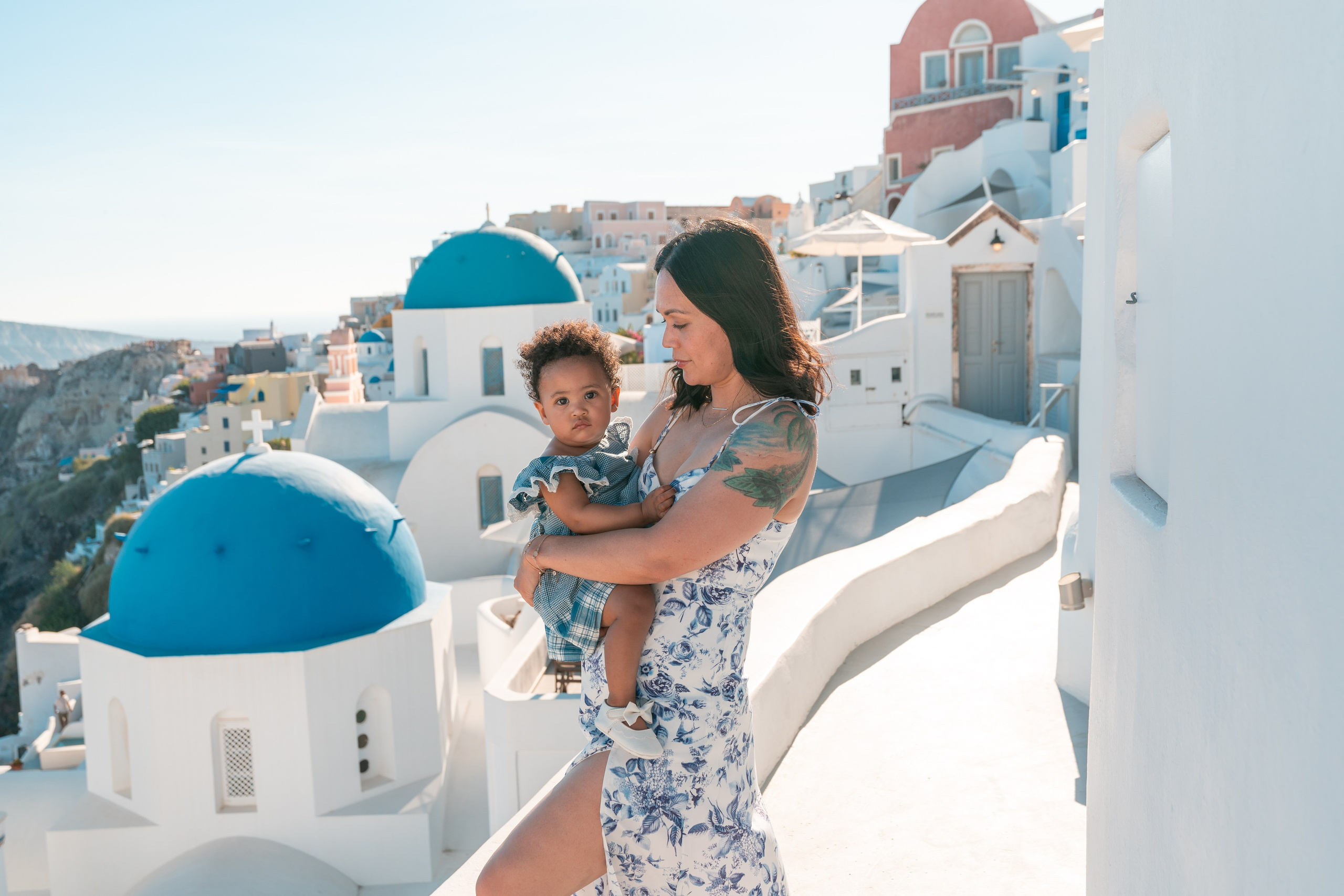 "Créez de superbes portraits de famille à Santorin avec le photographe professionnel Sokolove. Des moments magiques capturés avec les célèbres dômes bleus et la mer Égée en toile de fond."