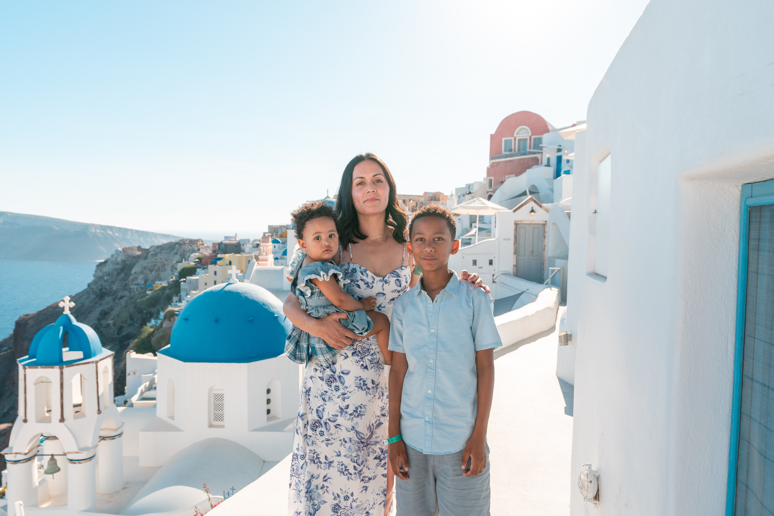 "Capture des photos de famille intemporelles à Santorin avec le photographe primé Sokolove. Décors magnifiques, lumière naturelle et souvenirs inoubliables – réservez votre séance dès aujourd'hui !"