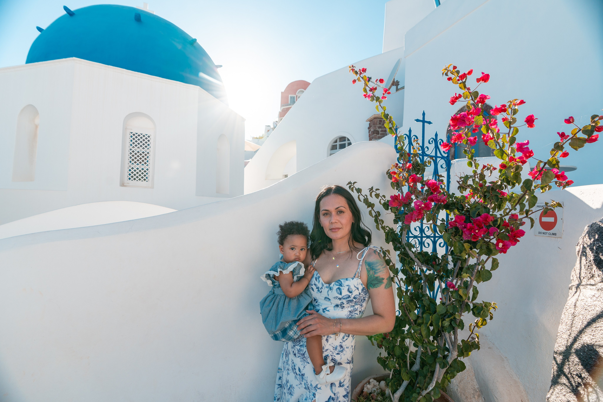 Séance photo de famille à Santorin par Sokolove | Souvenirs inoubliables. Photographe vidéaste à Santorin|Séances photos de Robe volante Santorin|