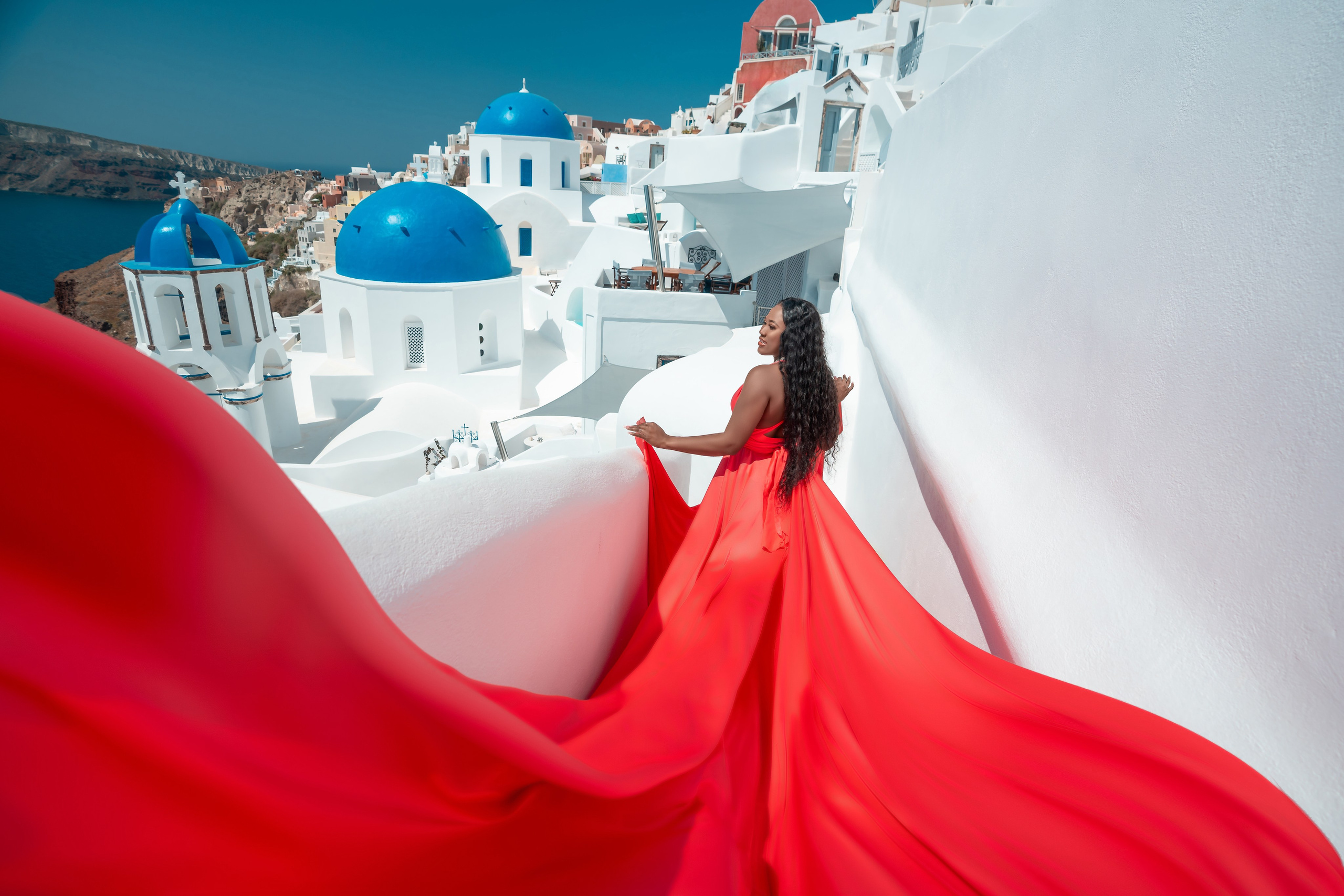 Robe Volante Rouge Corail Dos Nu | Tailles XS-L – Élégance et Fluidité. Photographe vidéaste à Santorin|Séances photos de Robe volante Santorin|