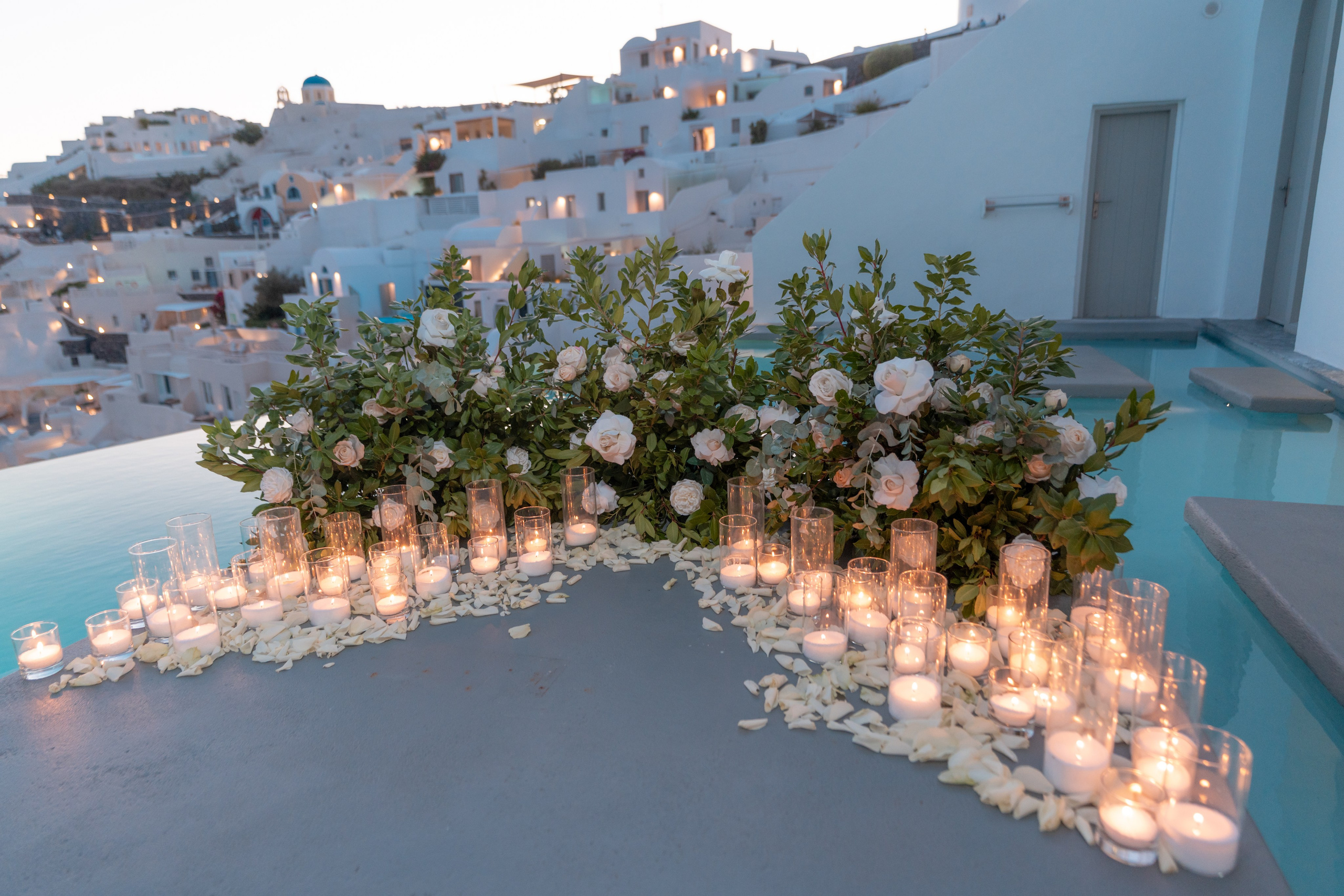 Decor and Venues & Hotels. Photographe vidéaste à Santorin|Séances photos de Robe volante Santorin|