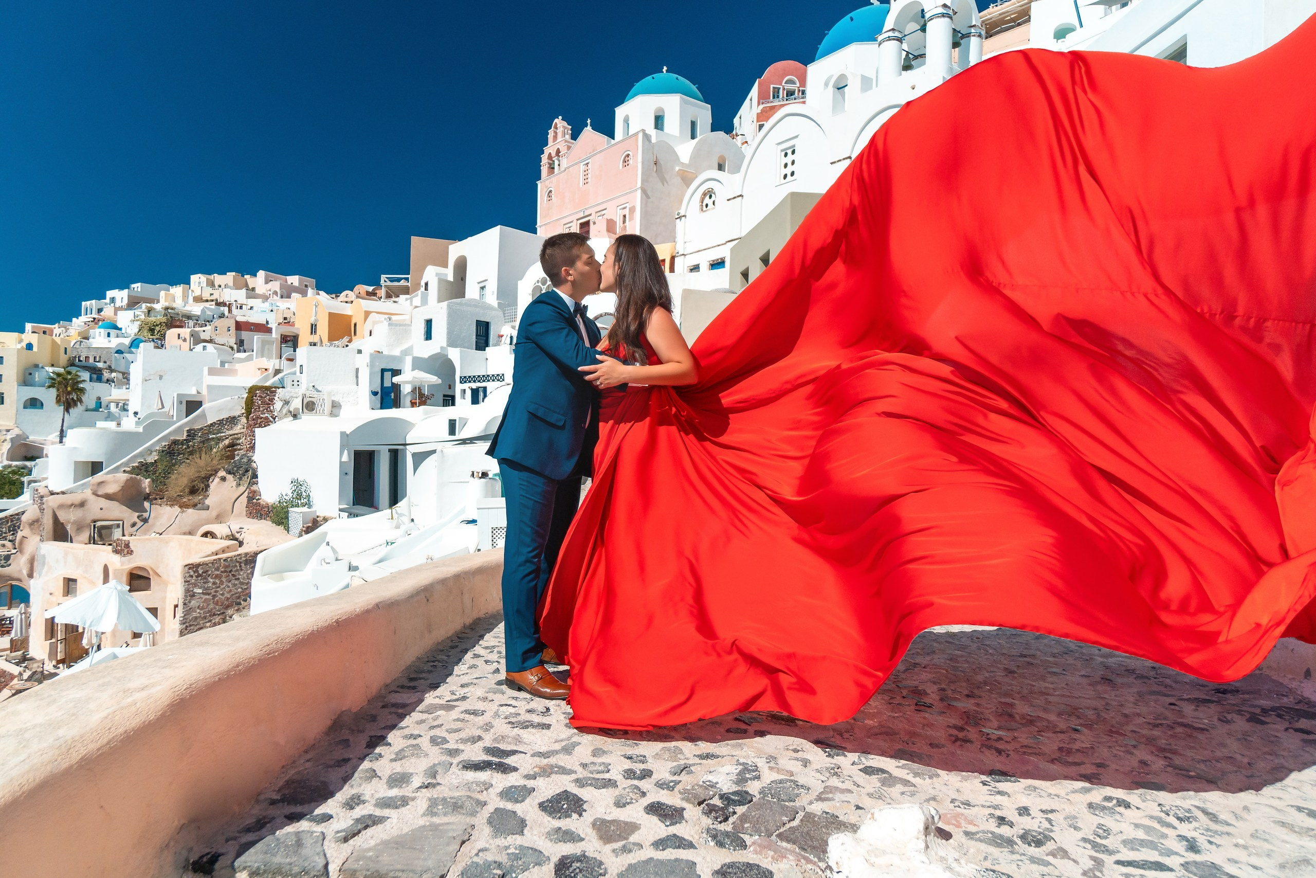 Ethereal Proposals: Santorini Flying Dress Photography. Photographe vidéaste à Santorin|Séances photos de Robe volante Santorin|