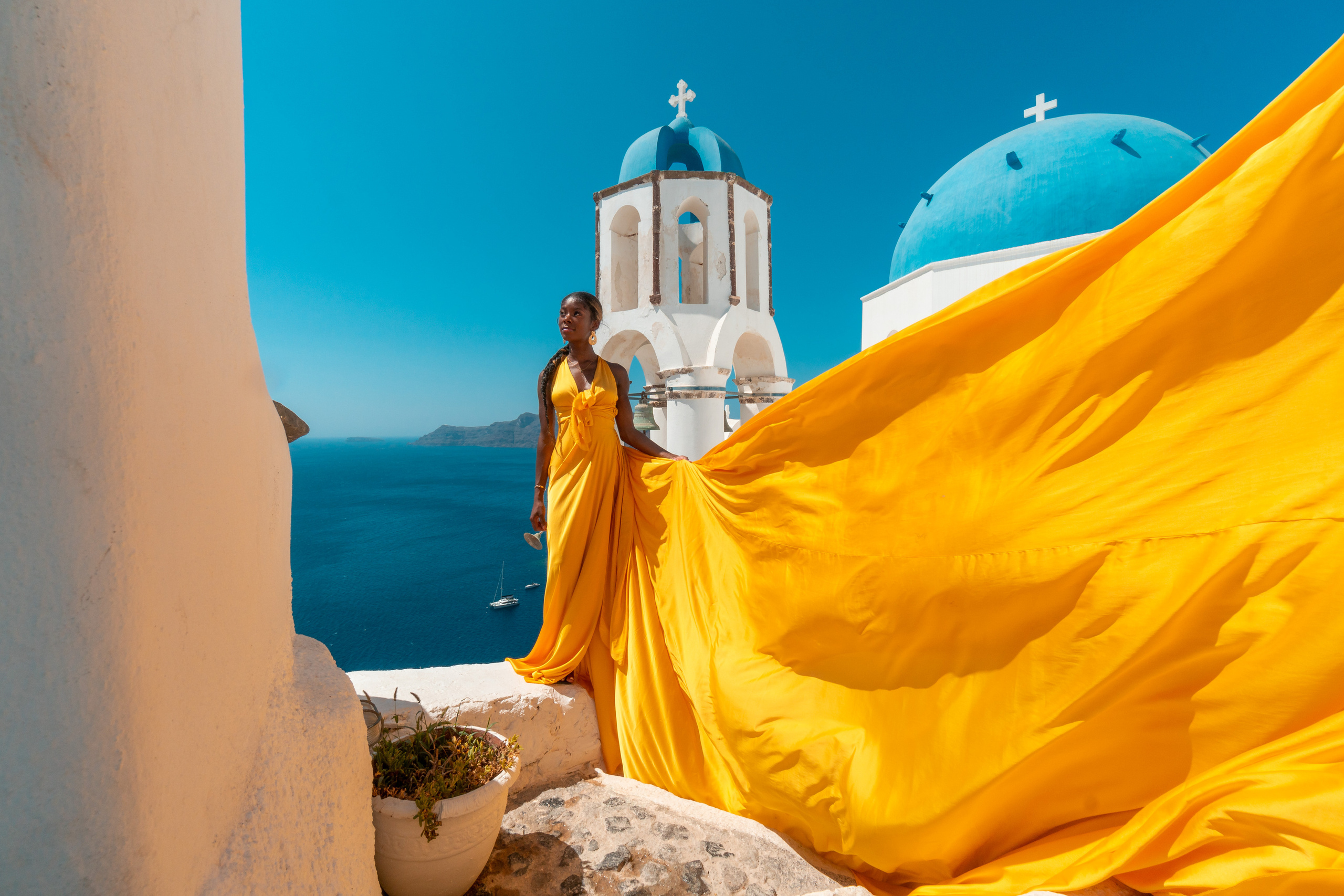 Robe Volante Jaune – Location pour Séance Photo à Santorin – Élégance et Moments Inoubliables. Photographe vidéaste à Santorin|Séances photos de Robe volante Santorin|