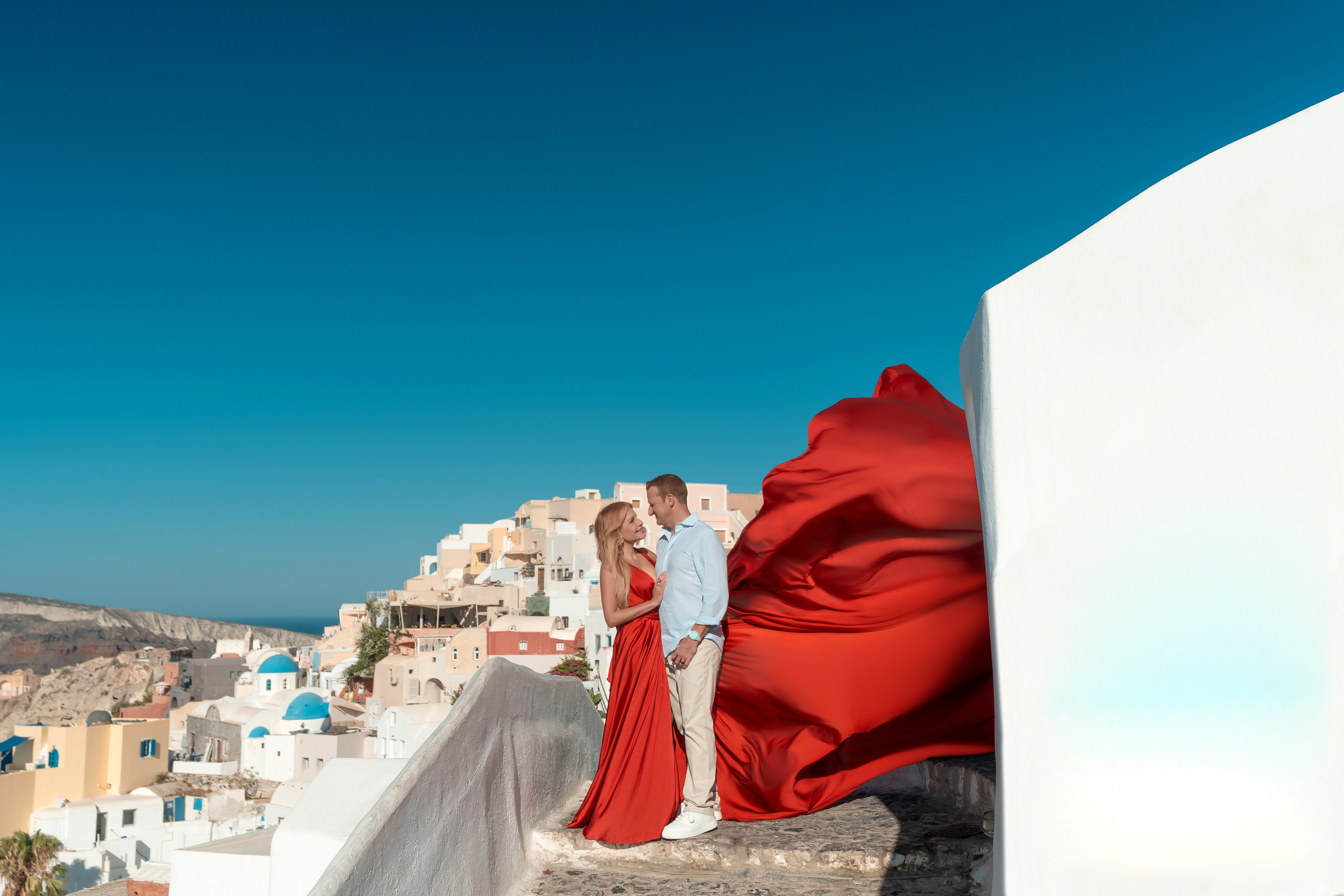 « Collection de Robes Volantes à Santorin ». Photographe vidéaste à Santorin|Séances photos de Robe volante Santorin|