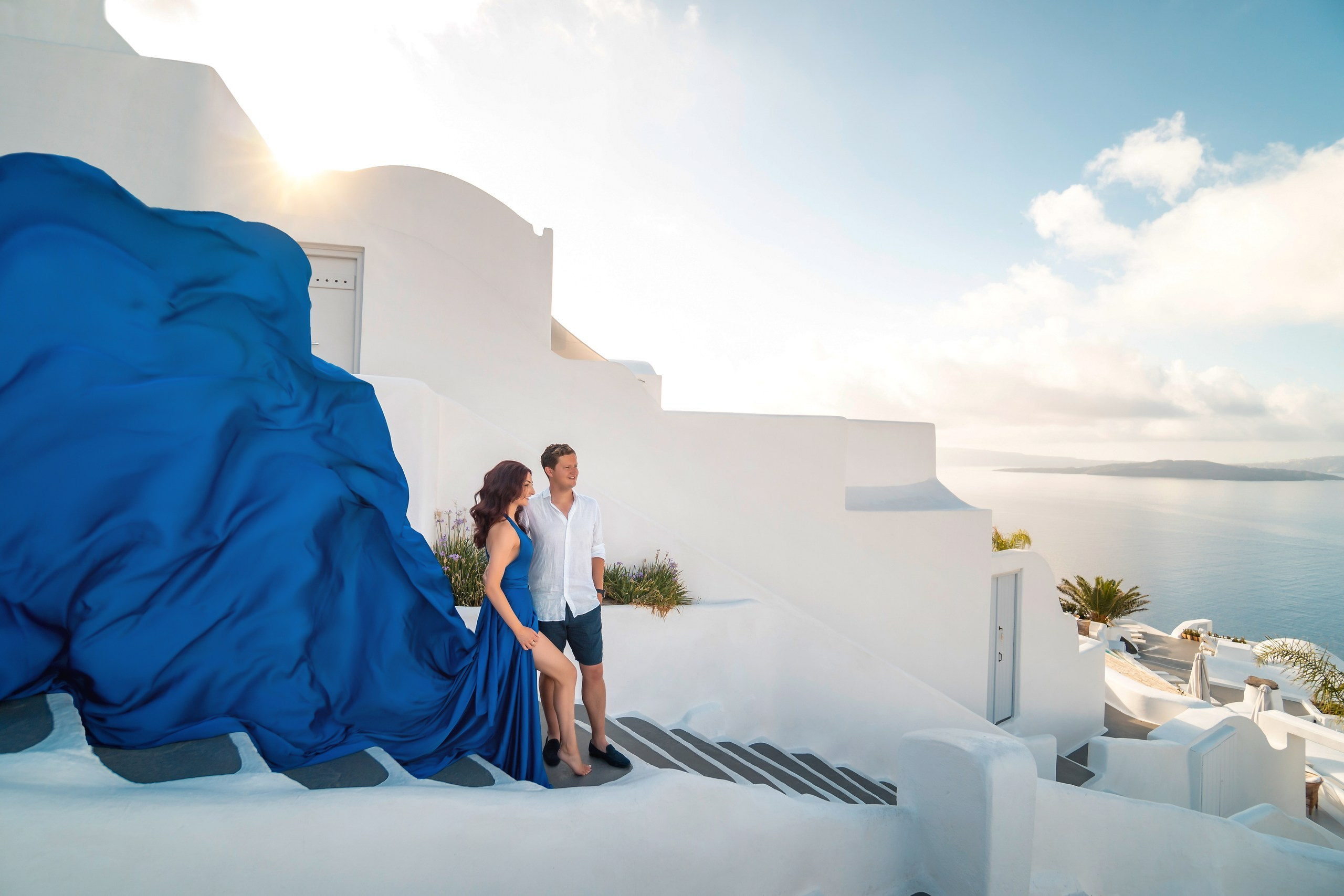 Santorini flying dress. Photographe vidéaste à Santorin|Séances photos de Robe volante Santorin|