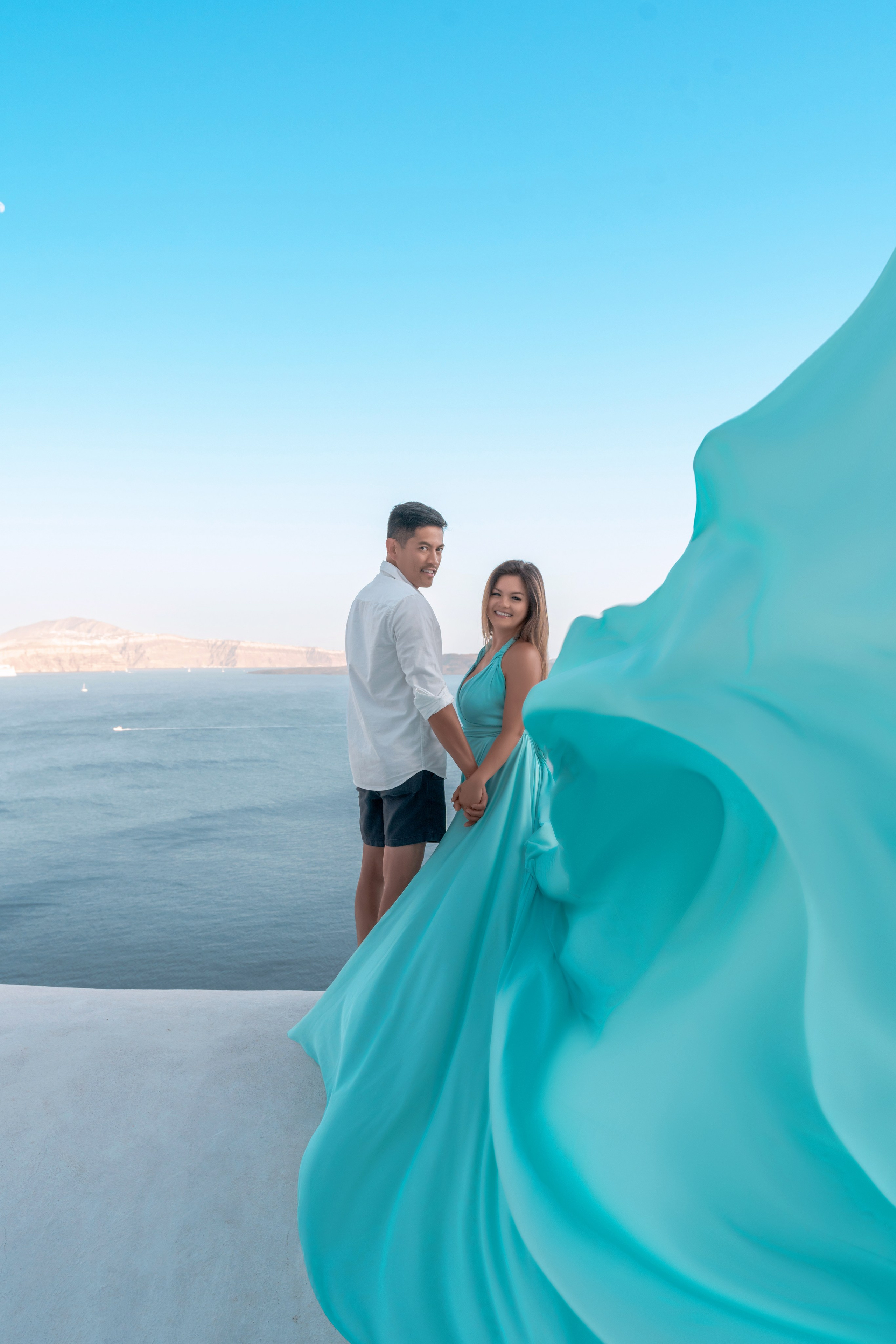 Photoshoot en Famille à Santorin avec Robe Volante Tiffany – Une Expérience Inoubliable. Photographe vidéaste à Santorin|Séances photos de Robe volante Santorin|