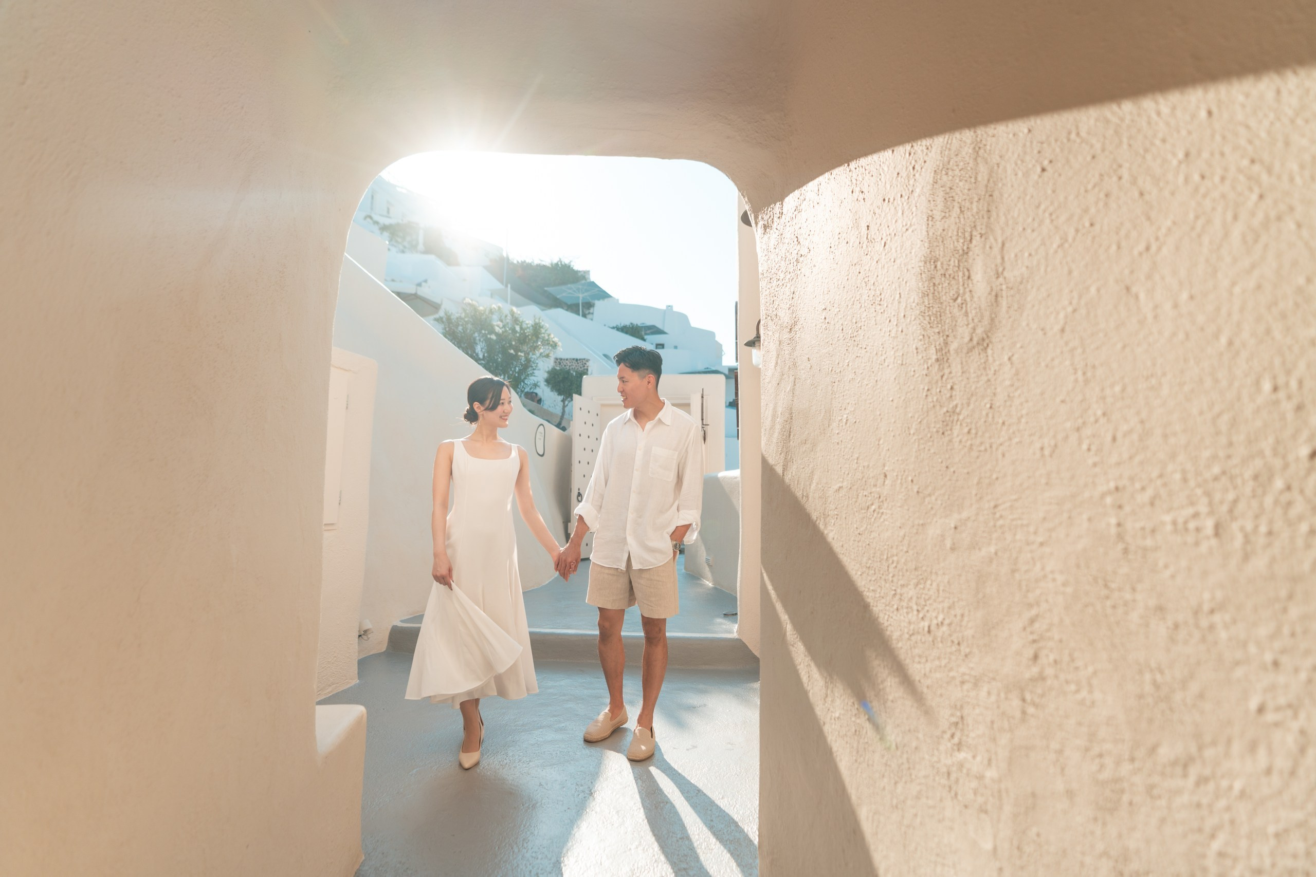 Santorini Photoshoot in Oia. Photographe vidéaste à Santorin|Séances photos de Robe volante Santorin|