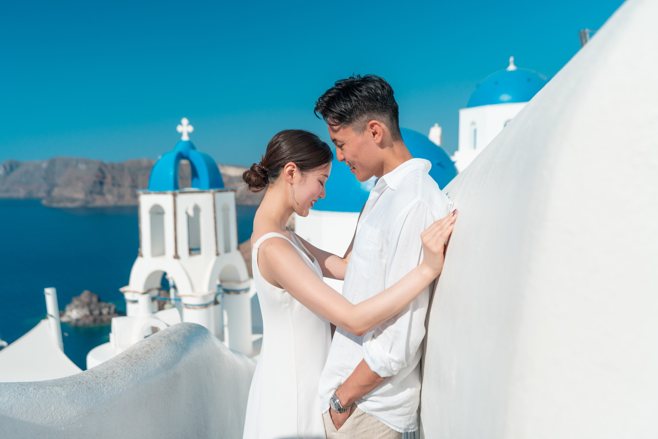 Santorini Photoshoot in Oia. Photographe vidéaste à Santorin|Séances photos de Robe volante Santorin|