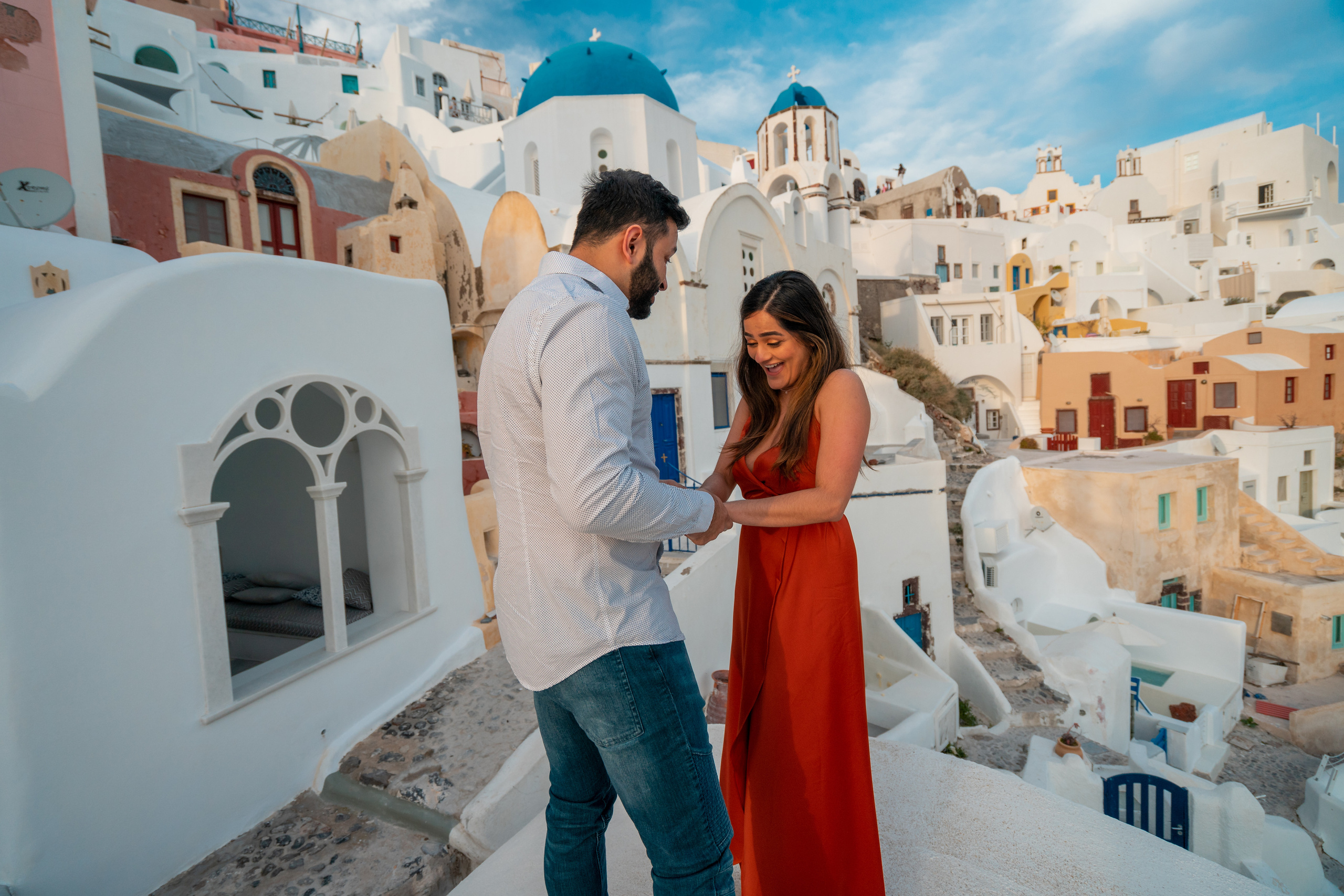 4. Proposal in Oia. Photographe vidéaste à Santorin|Séances photos de Robe volante Santorin|