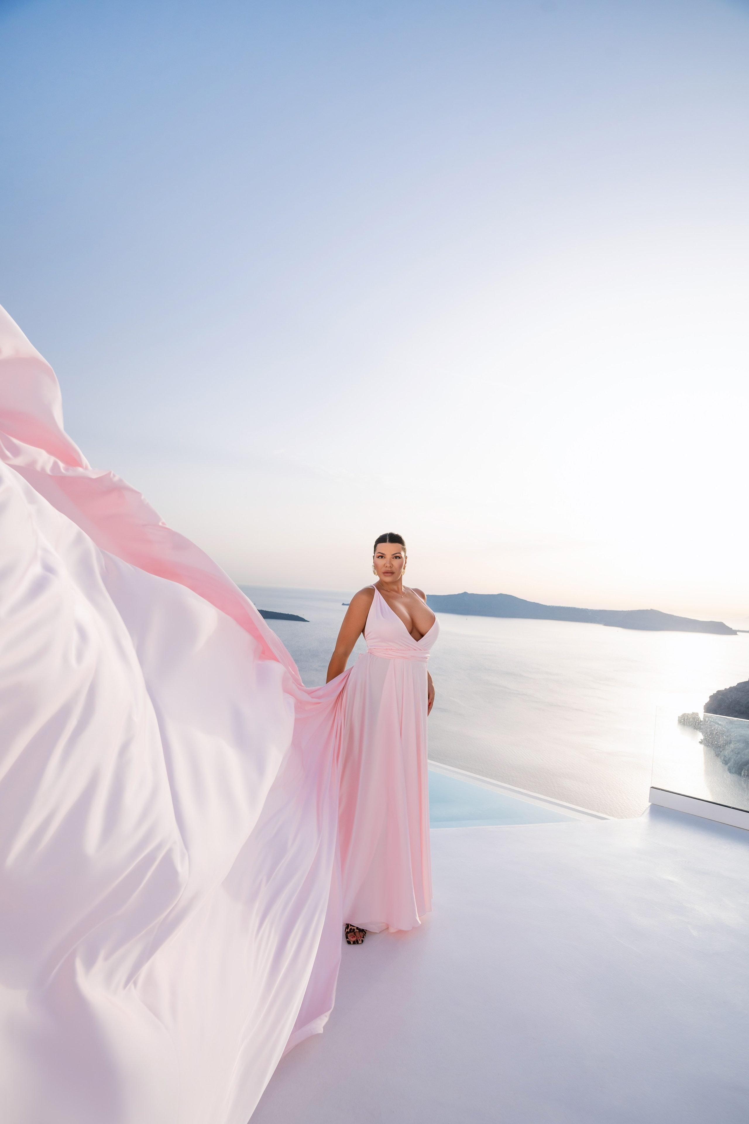 Golden Hour Glamour at Dana Villas | Portrait Photoshoot in Firostefani, Santorini. Photographe vidéaste à Santorin|Séances photos de Robe volante Santorin|