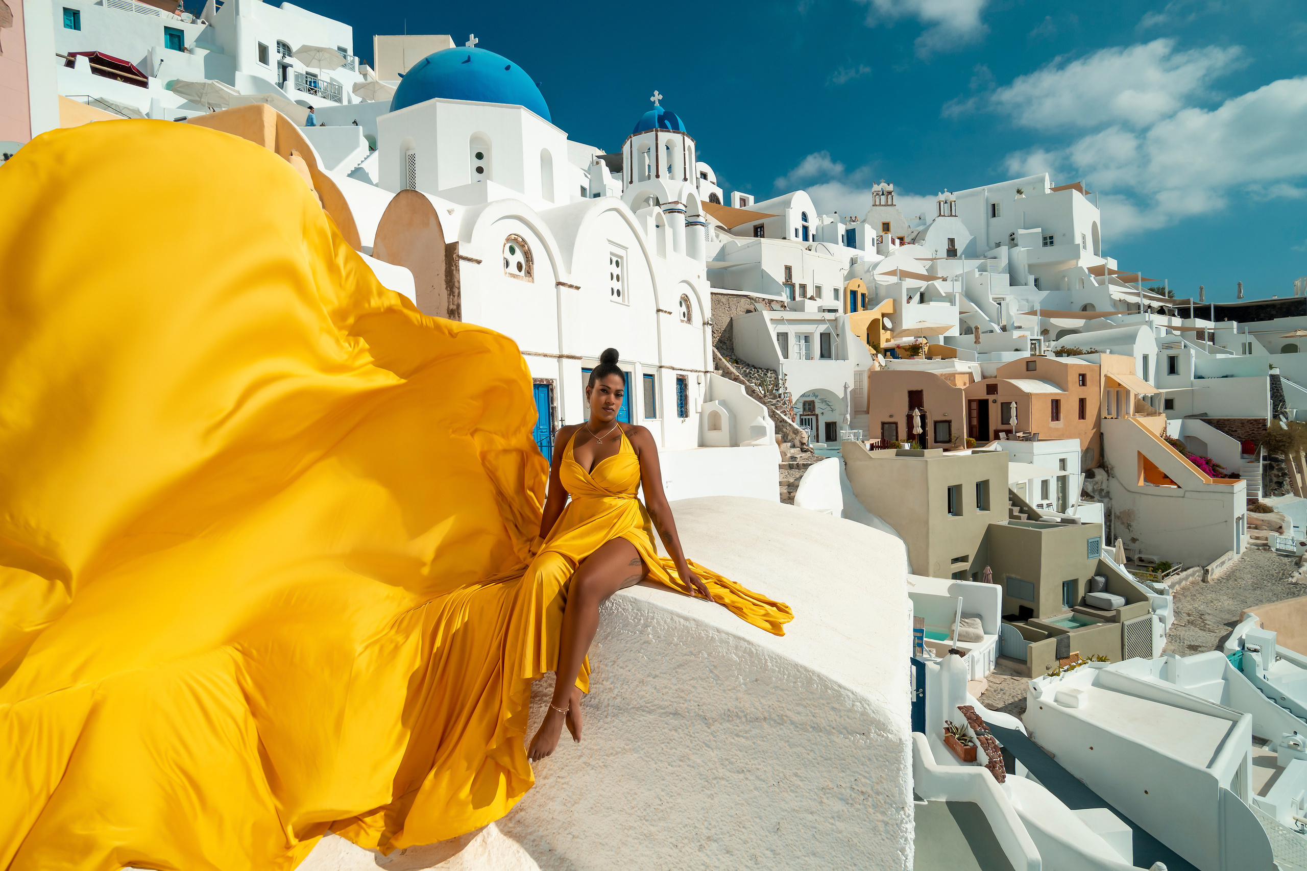 Bring sunshine to your photoshoot with Sokolove’s yellow flying dress. Featuring a chic bare-back design, this dress fits XS-L sizes and offers a flowing, elegant look perfect for any occasion