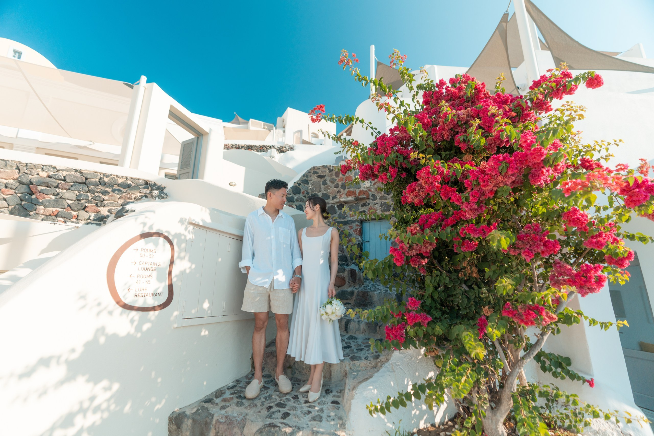 Santorini Photoshoot in Oia. Photographe vidéaste à Santorin|Séances photos de Robe volante Santorin|