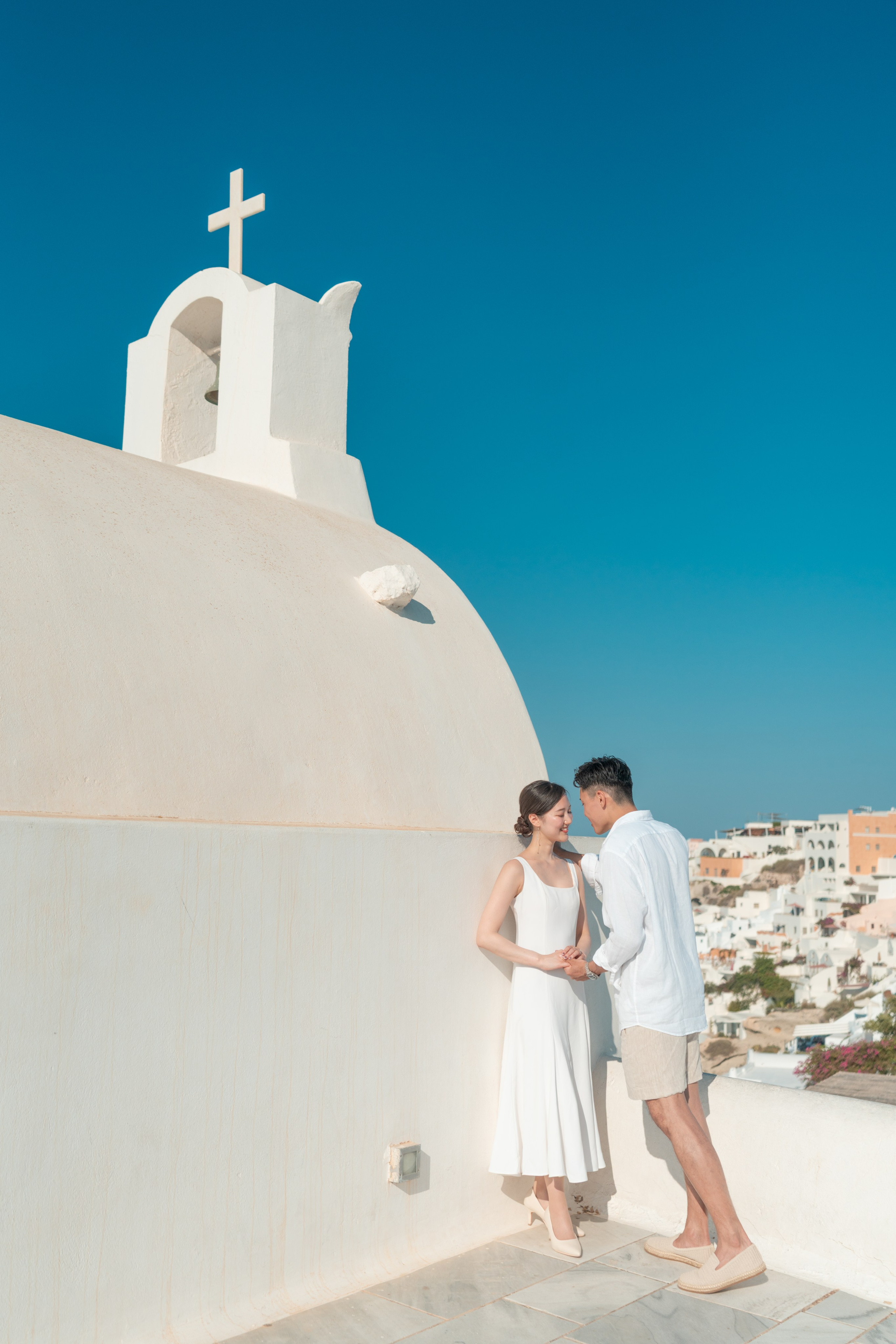 What is your love story in Santorini?. Photographe vidéaste à Santorin|Séances photos de Robe volante Santorin|