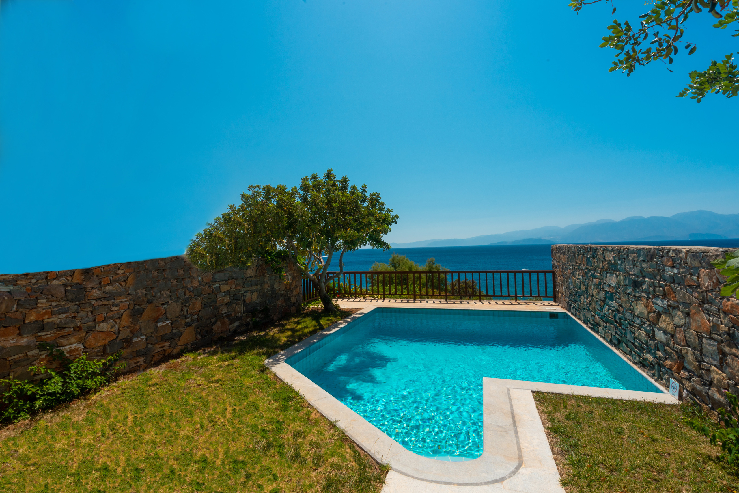 Porto Elounda Golf & Spa Resort. Photographe vidéaste à Santorin|Séances photos de Robe volante Santorin|