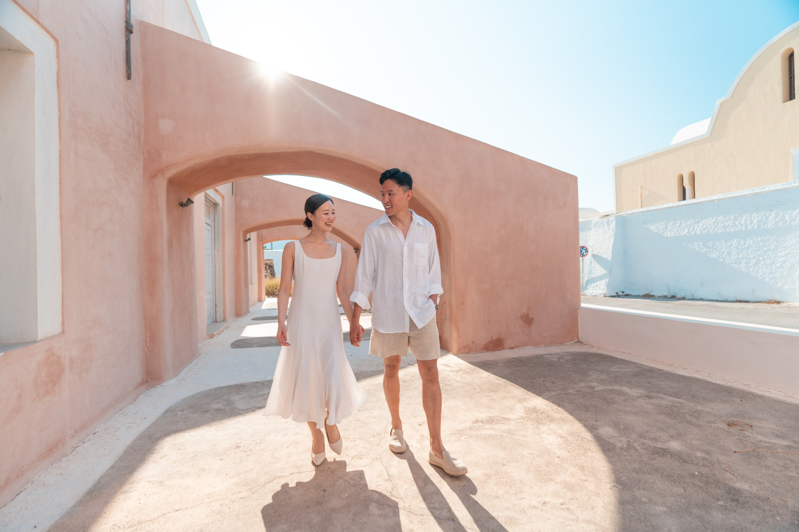 Santorini Photoshoot in Oia. Photographe vidéaste à Santorin|Séances photos de Robe volante Santorin|