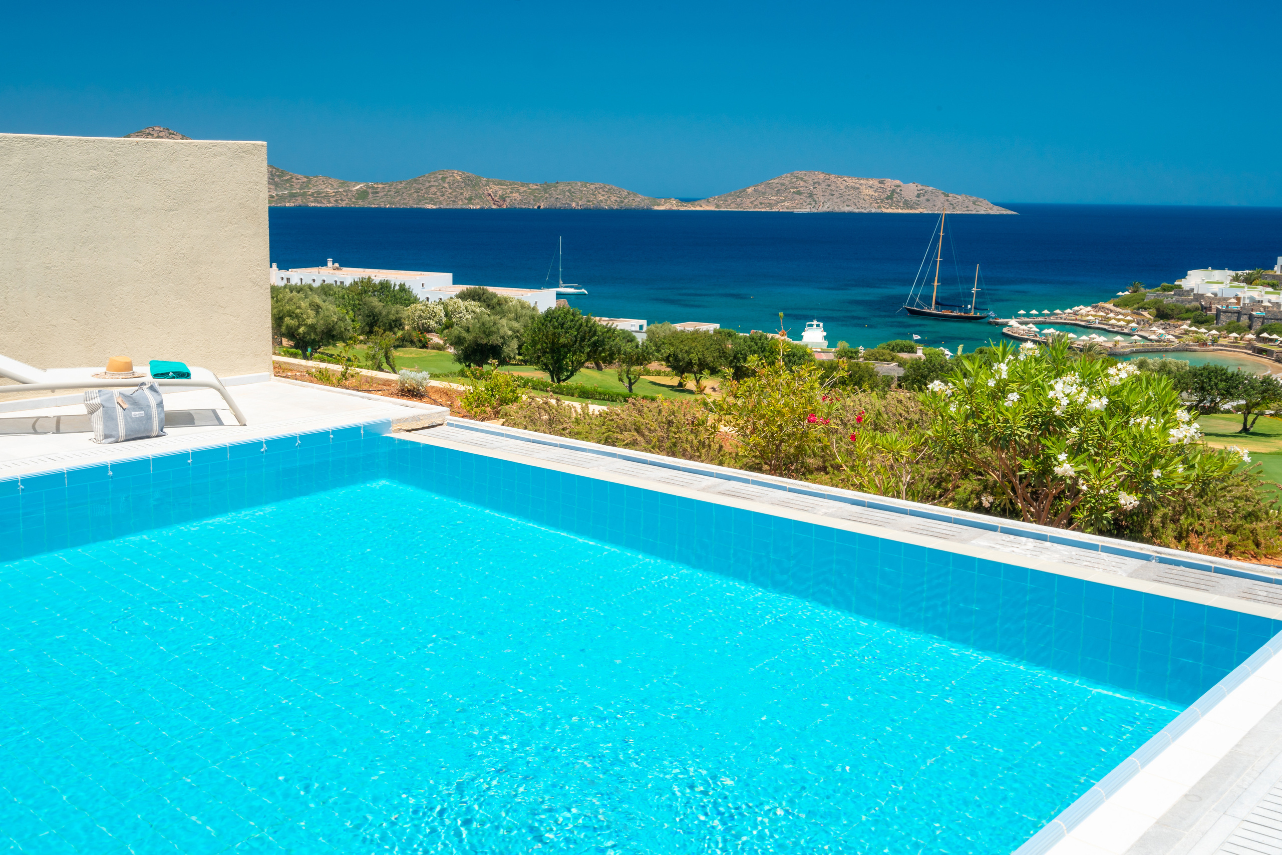 Porto Elounda Golf & Spa Resort. Photographe vidéaste à Santorin|Séances photos de Robe volante Santorin|