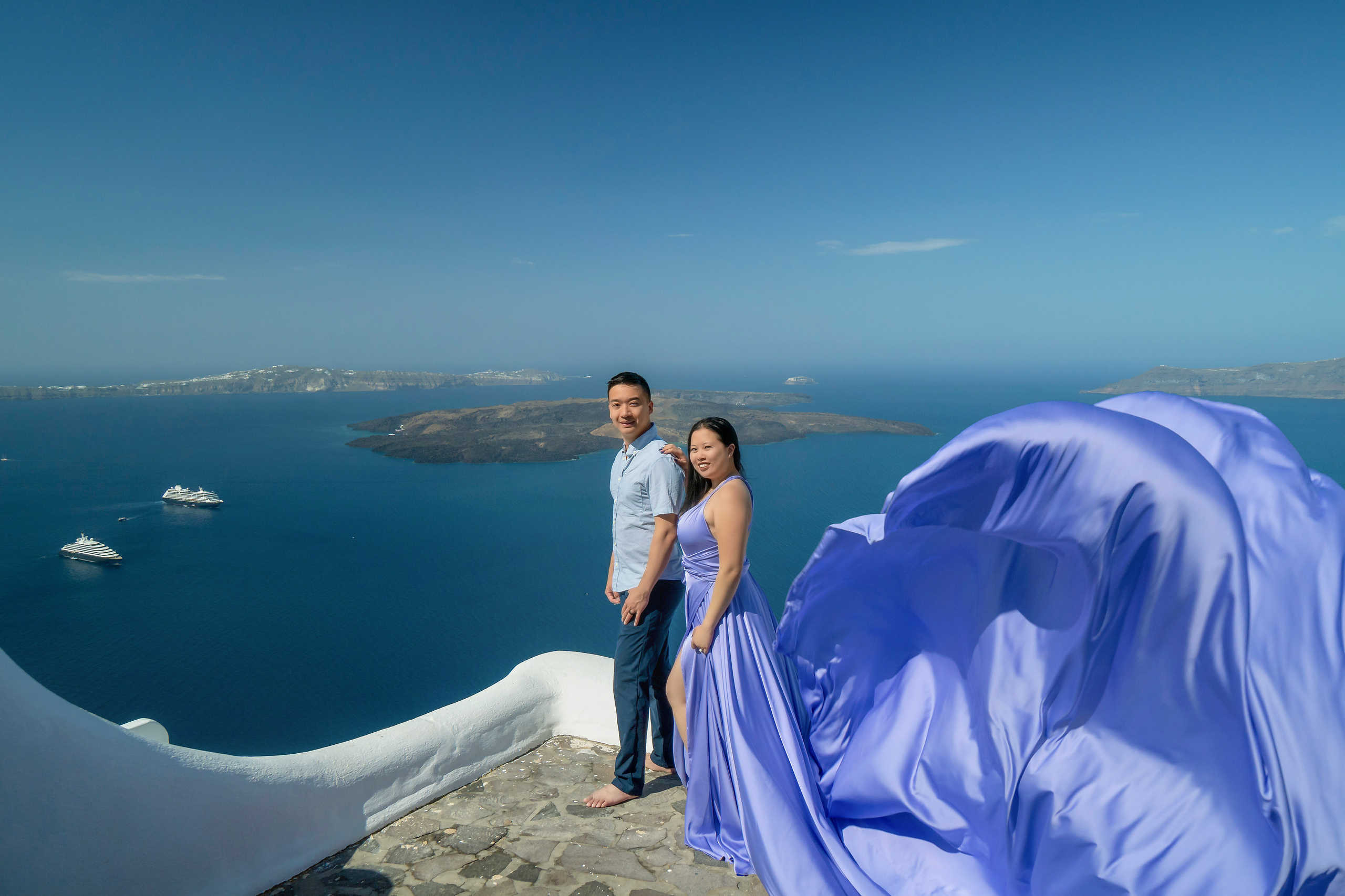 Photo pour couple ou famille par Sokolove photographe de Santorin l'un des meilleurs photographes de Santorin. Photographe vidéaste à Santorin|Séances photos de Robe volante Santorin|