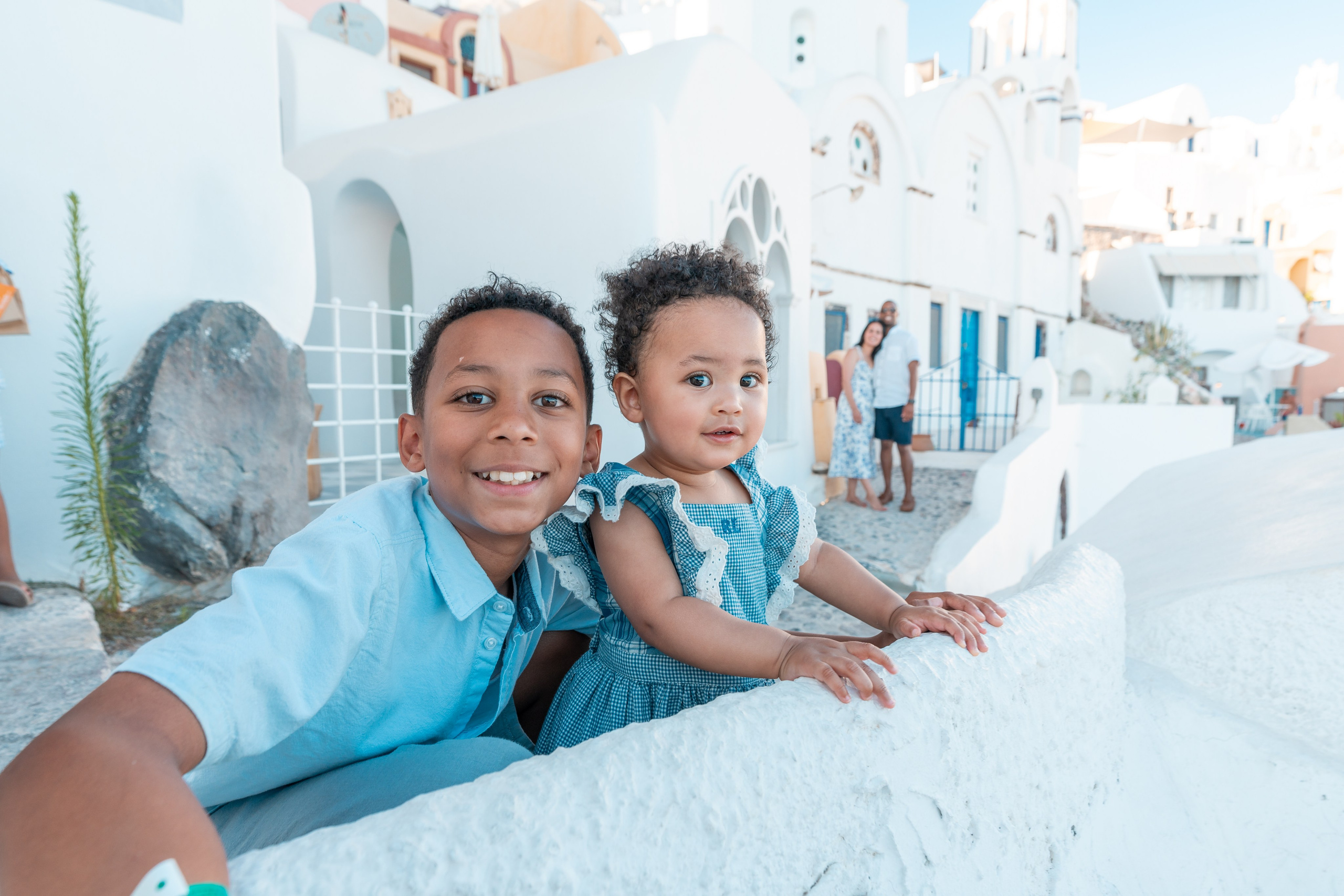 Séance photo de famille à Santorin par Sokolove | Souvenirs inoubliables. Photographe vidéaste à Santorin|Séances photos de Robe volante Santorin|