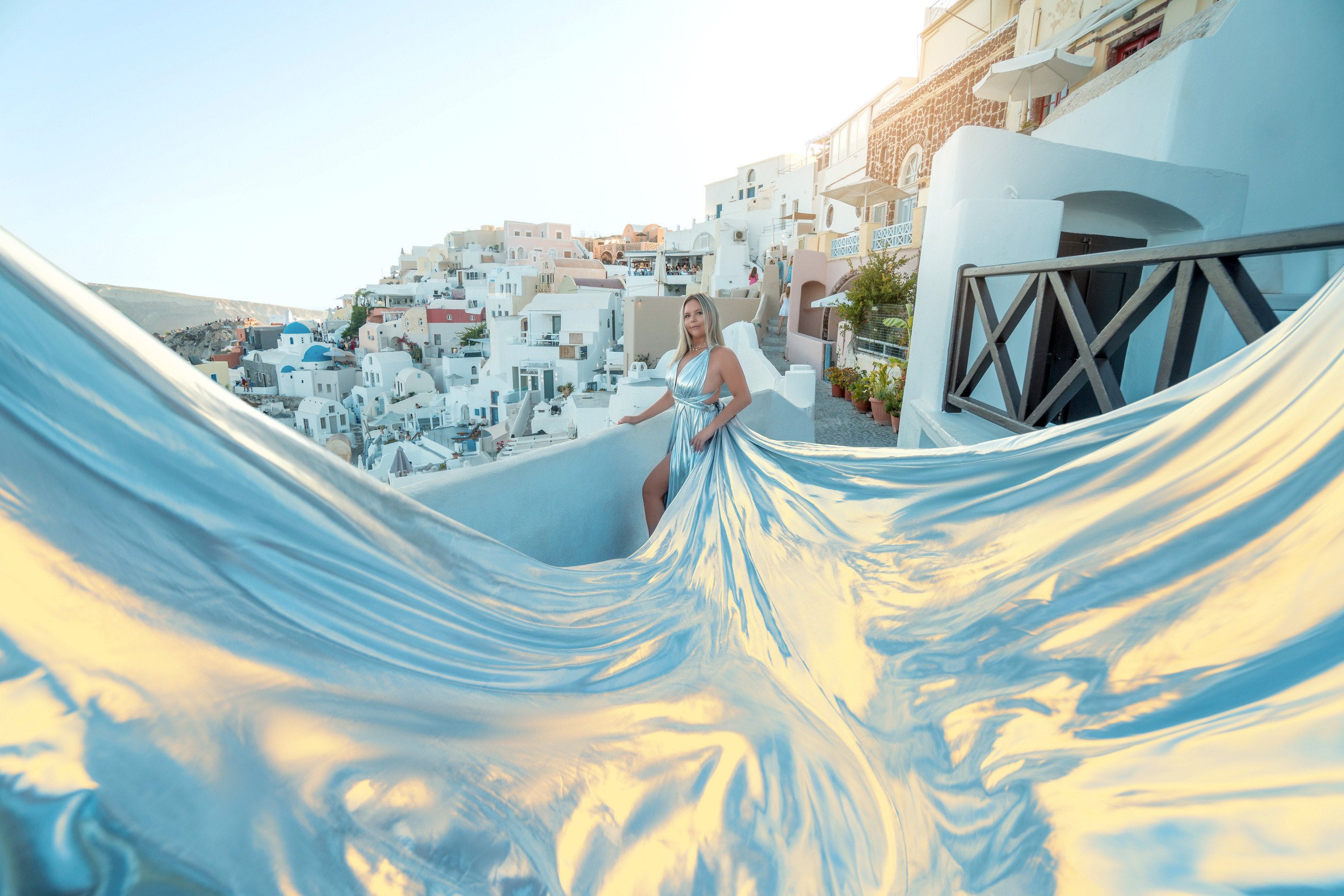 Silver dress, sunset Oia. Photographe vidéaste à Santorin|Séances photos de Robe volante Santorin|