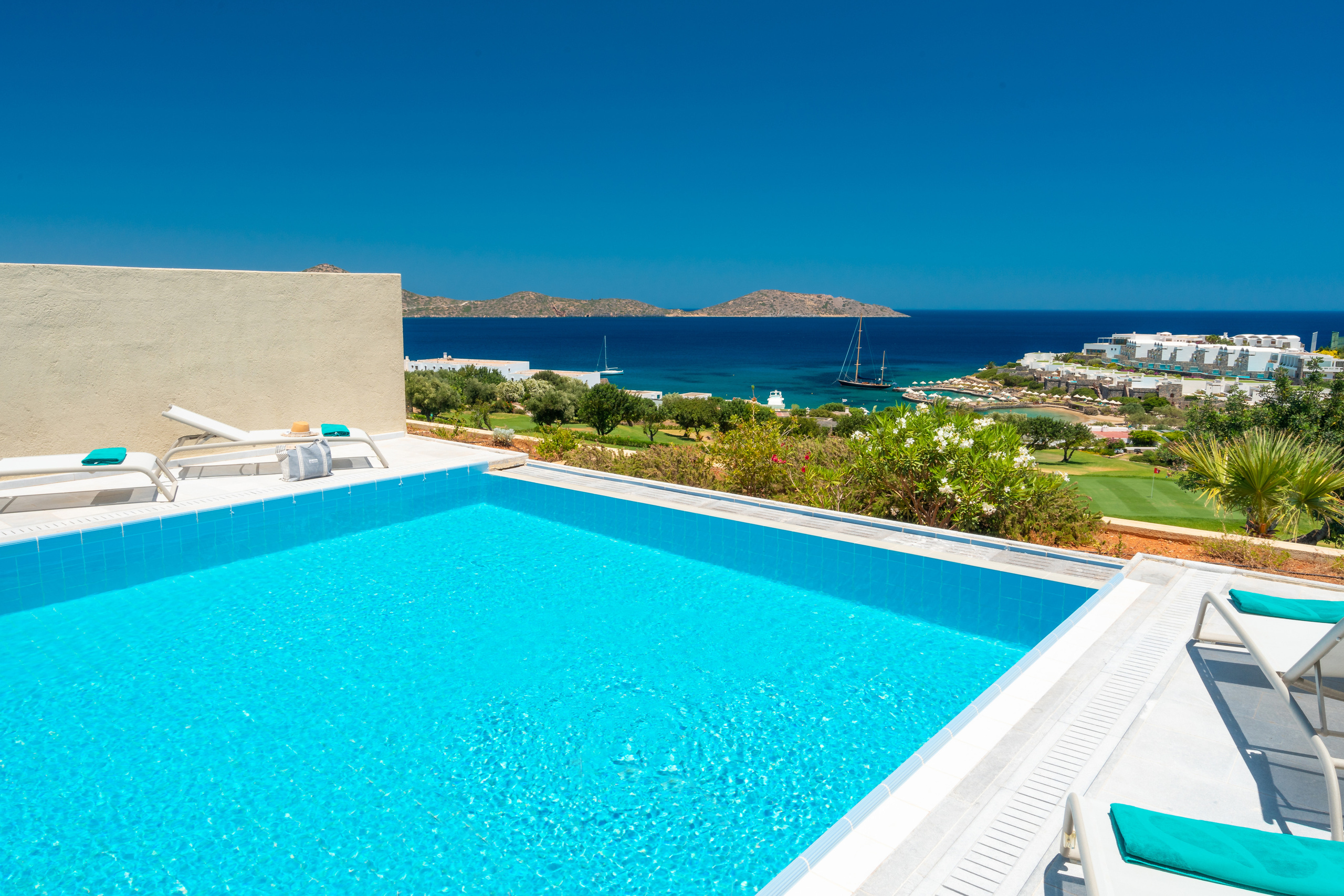 Porto Elounda Golf & Spa Resort. Photographe vidéaste à Santorin|Séances photos de Robe volante Santorin|