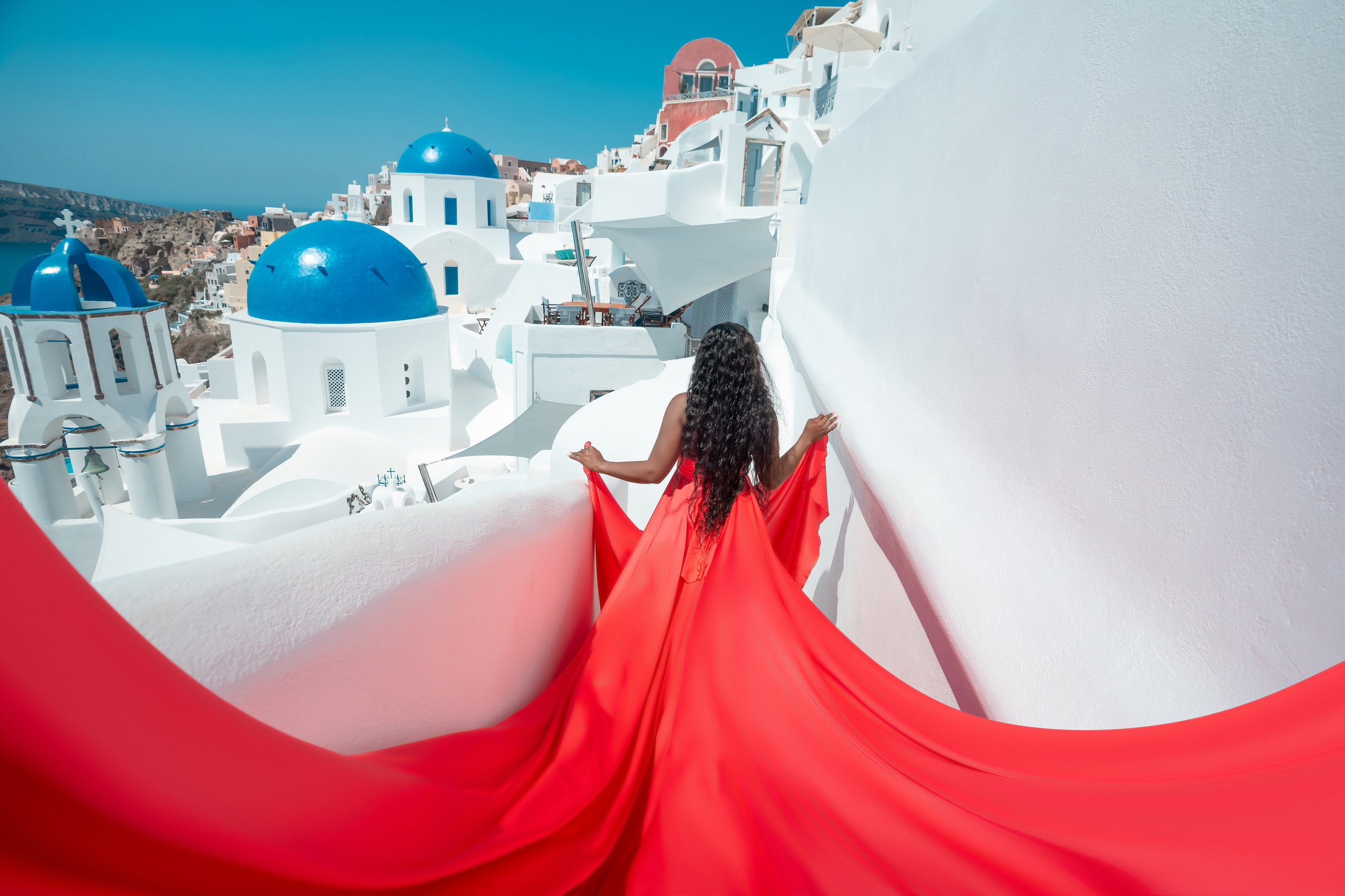 Robe Volante Rouge Corail Dos Nu | Tailles XS-L – Élégance et Fluidité. Photographe vidéaste à Santorin|Séances photos de Robe volante Santorin|