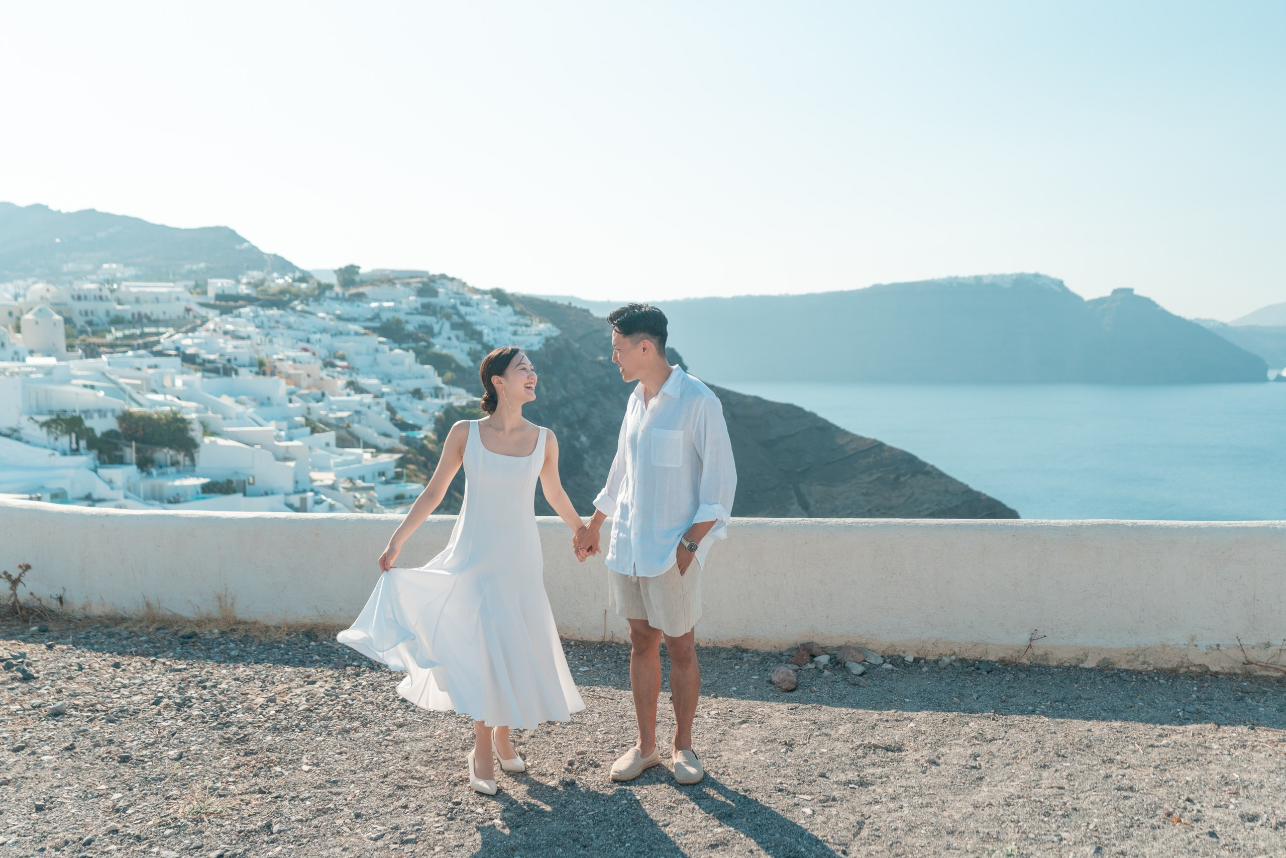 Santorini Photoshoot in Oia. Photographe vidéaste à Santorin|Séances photos de Robe volante Santorin|