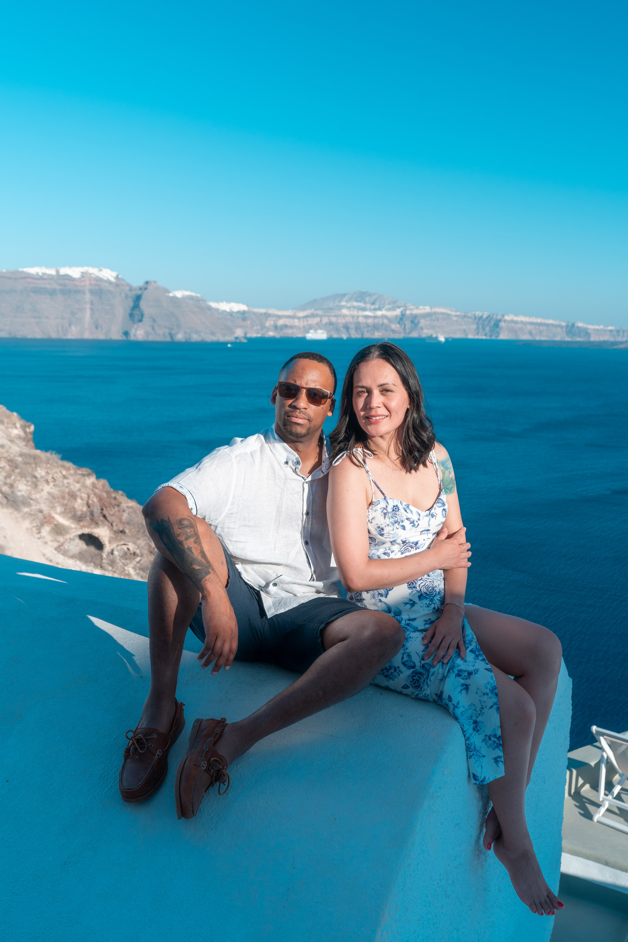 Séance photo de famille à Santorin par Sokolove | Souvenirs inoubliables. Photographe vidéaste à Santorin|Séances photos de Robe volante Santorin|