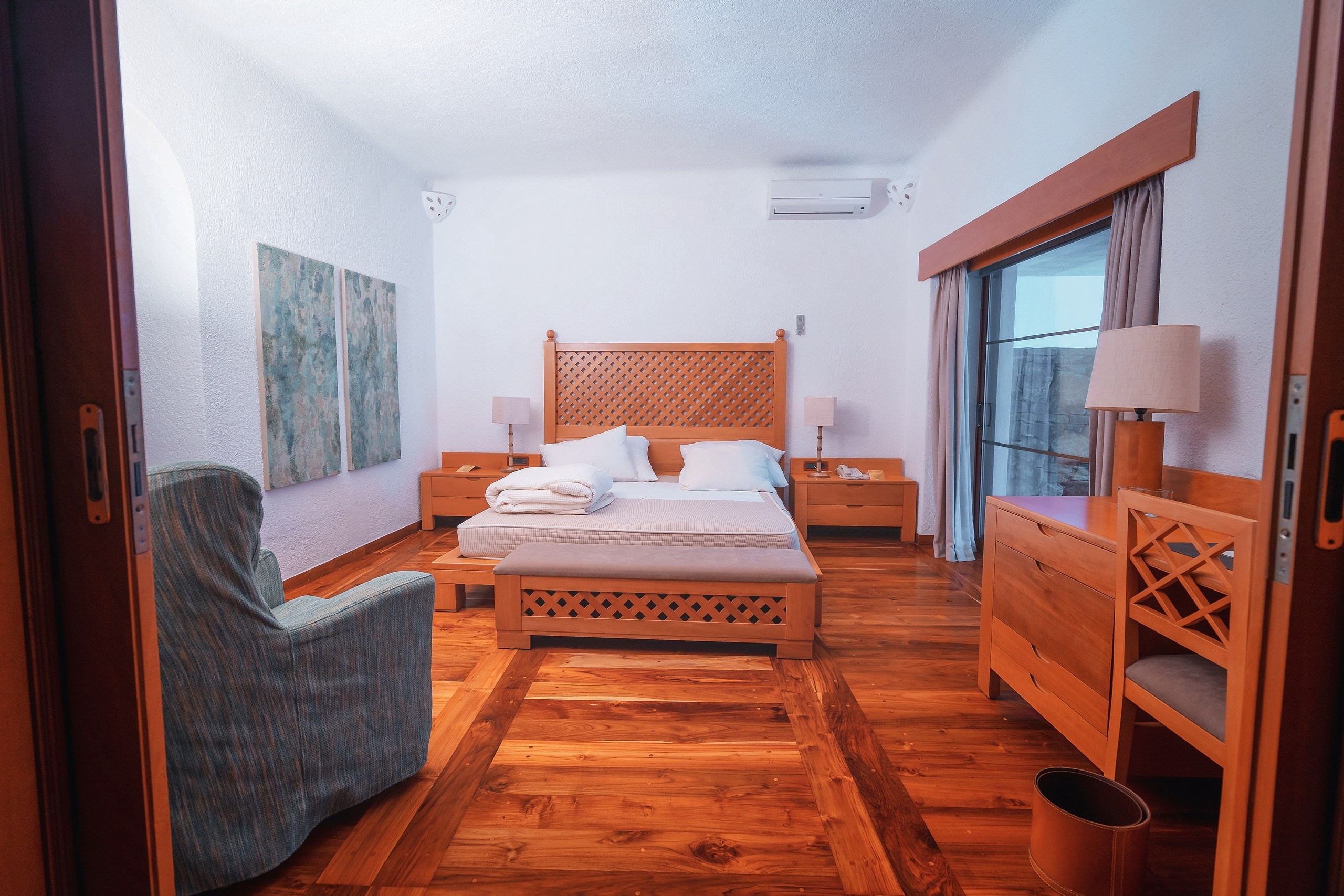 Porto Elounda Golf & Spa Resort. Photographe vidéaste à Santorin|Séances photos de Robe volante Santorin|