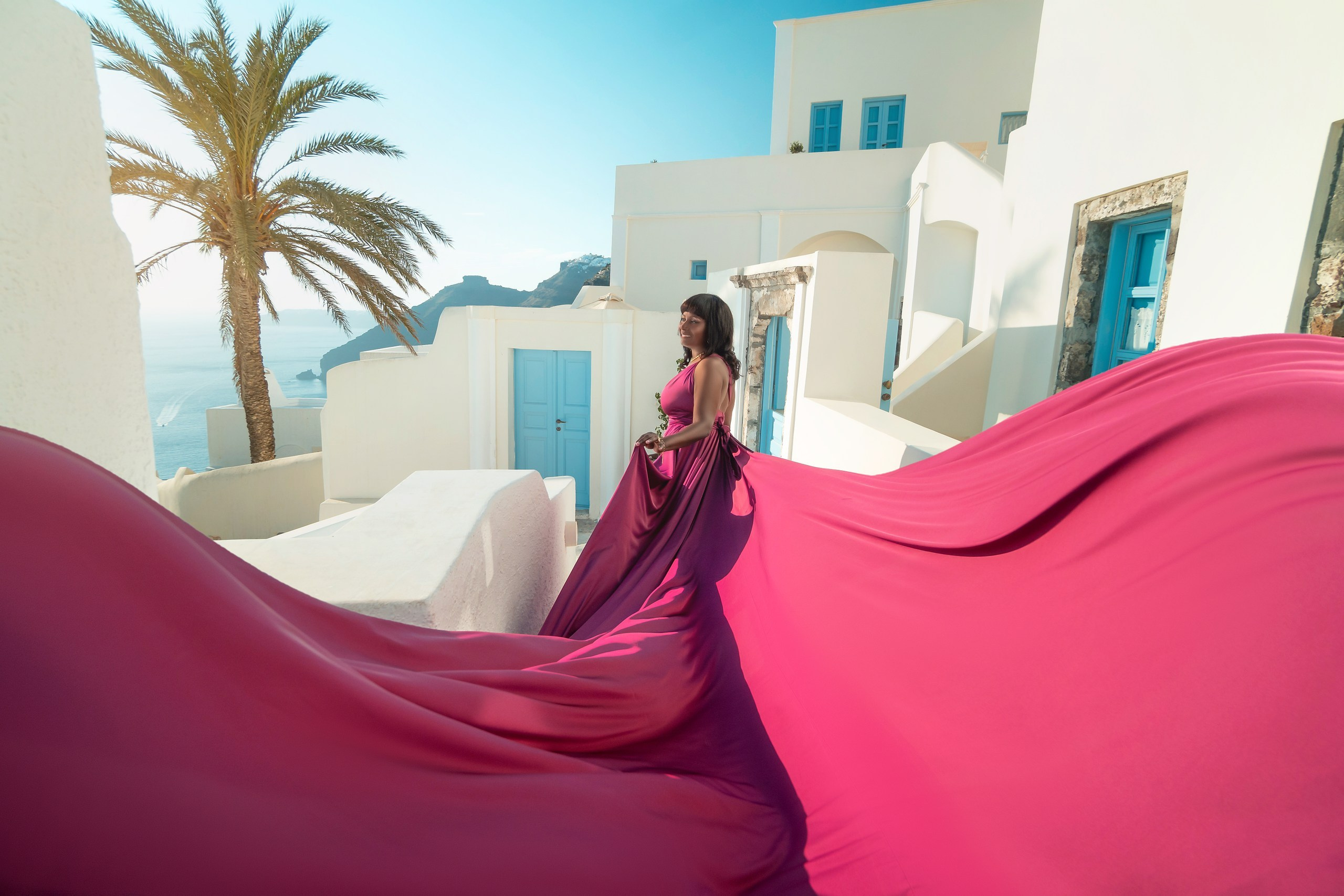 Santorini flying dress. Photographe vidéaste à Santorin|Séances photos de Robe volante Santorin|