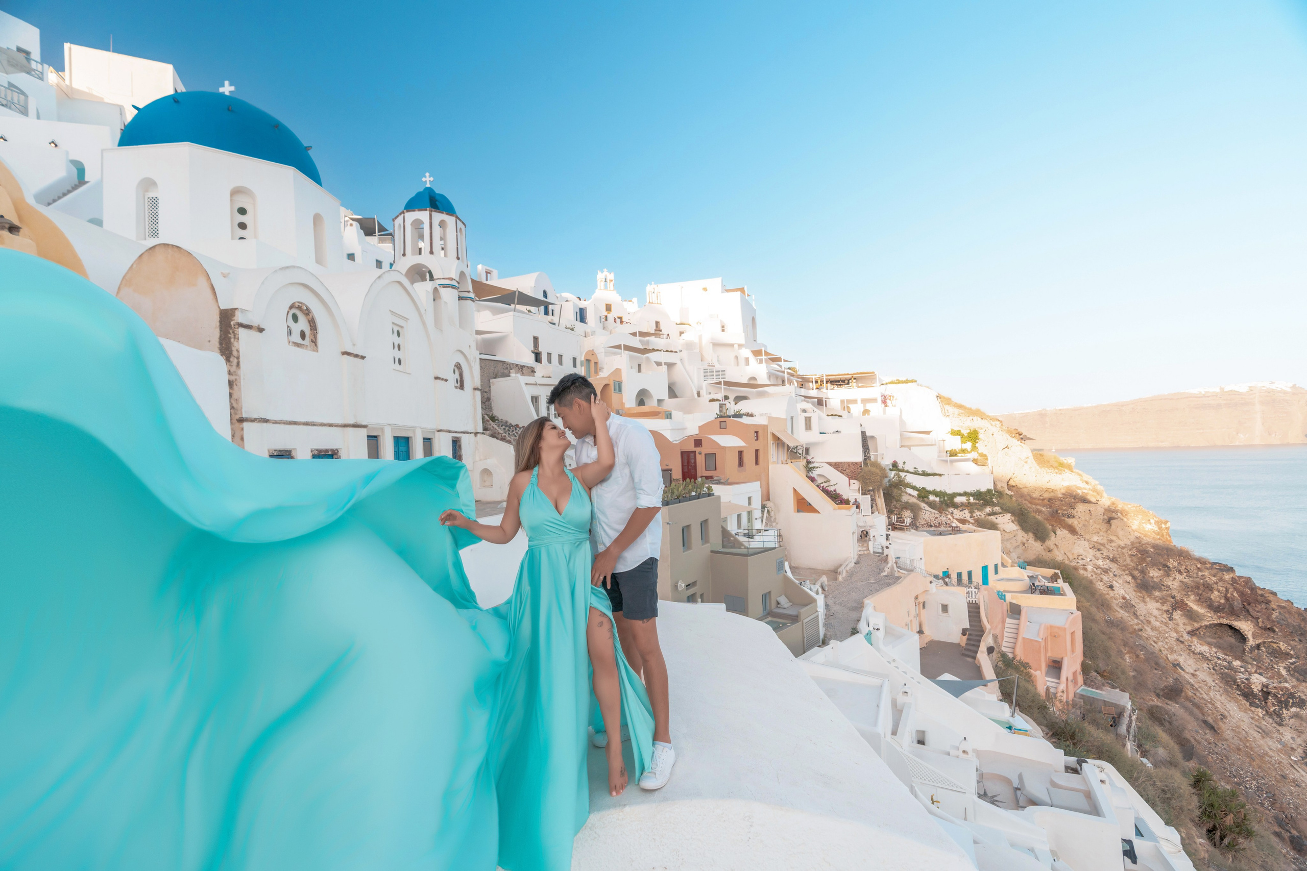 Photoshoot en Famille à Santorin avec Robe Volante Tiffany – Une Expérience Inoubliable. Photographe vidéaste à Santorin|Séances photos de Robe volante Santorin|