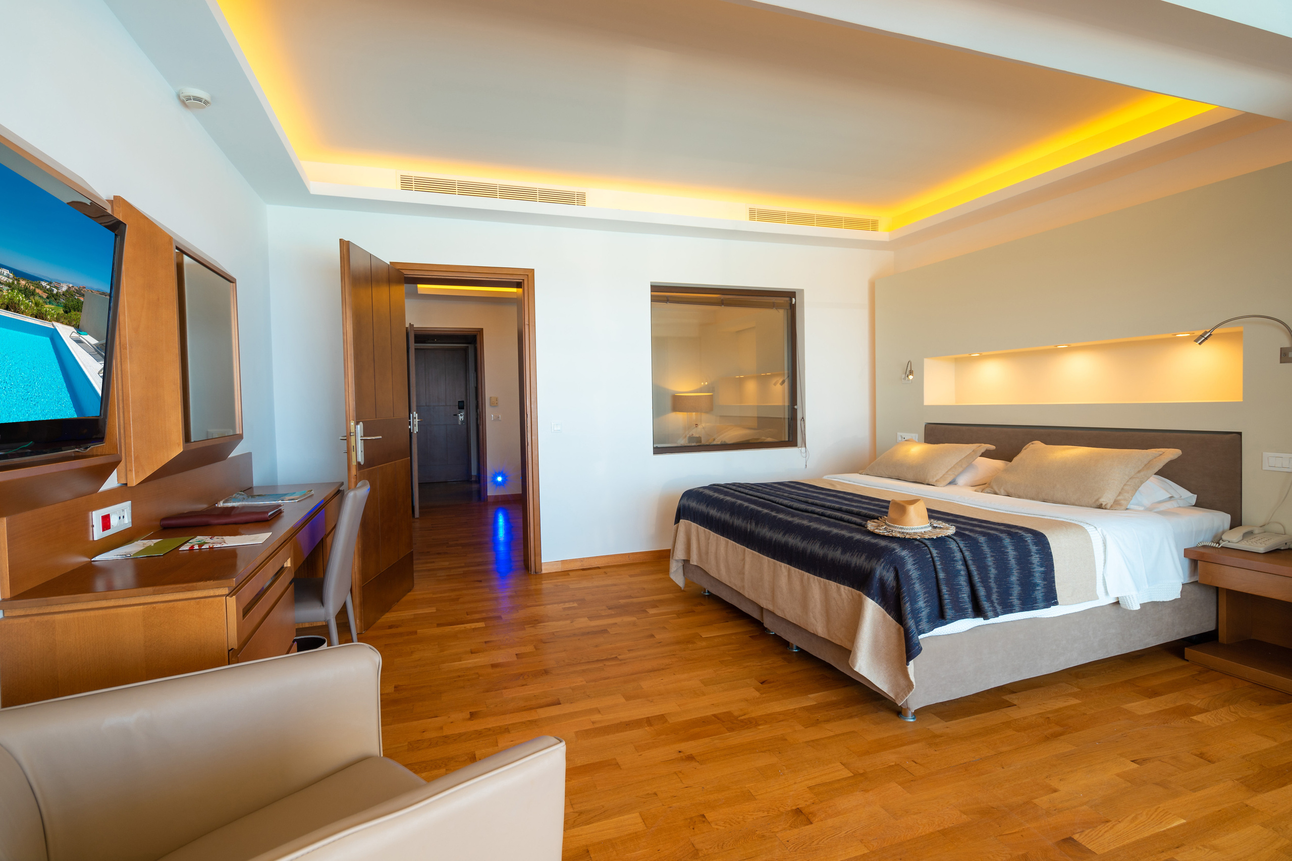 Porto Elounda Golf & Spa Resort. Photographe vidéaste à Santorin|Séances photos de Robe volante Santorin|