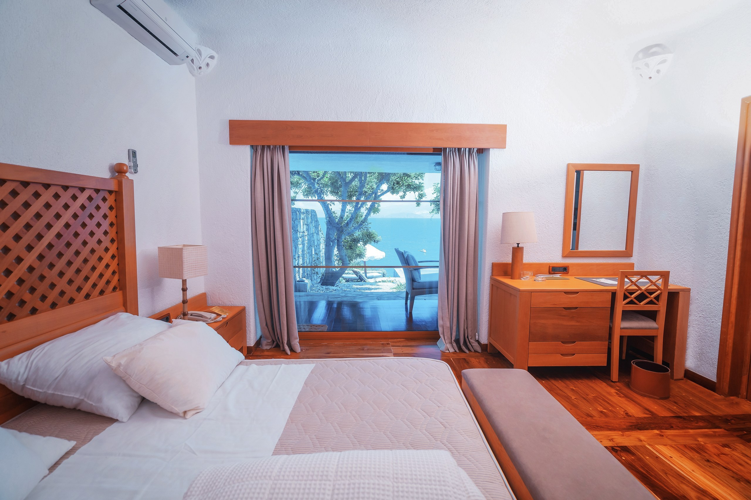 Porto Elounda Golf & Spa Resort. Photographe vidéaste à Santorin|Séances photos de Robe volante Santorin|