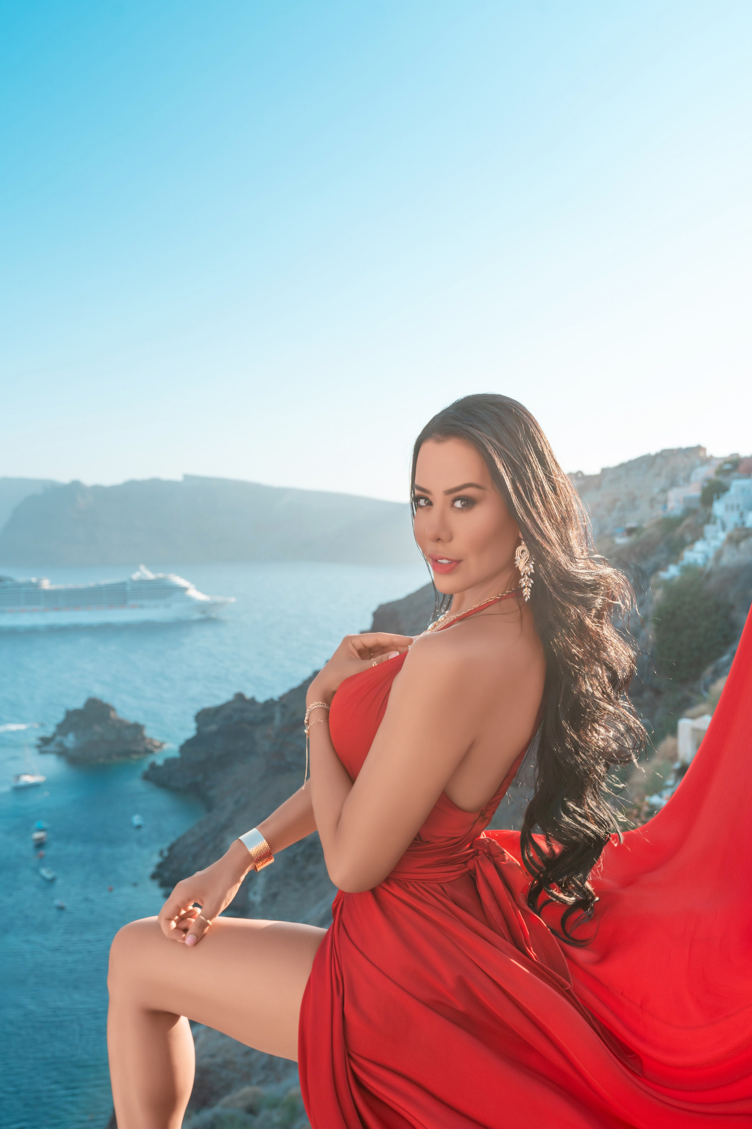 Robe Volante Rouge Foncé Dos Nu XS-L | Location 100 Euros. Photographe vidéaste à Santorin|Séances photos de Robe volante Santorin|