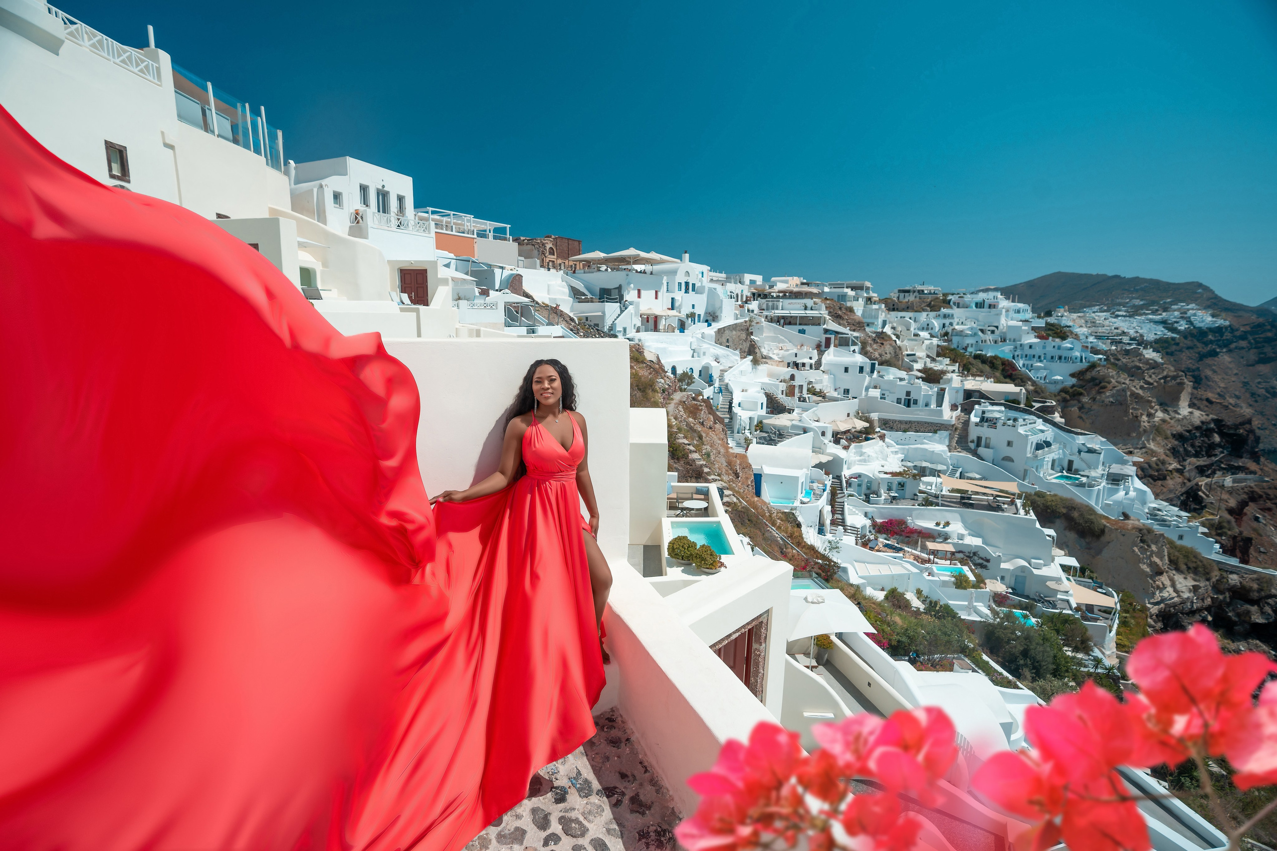 Robe Volante Rouge Corail Dos Nu | Tailles XS-L – Élégance et Fluidité. Photographe vidéaste à Santorin|Séances photos de Robe volante Santorin|