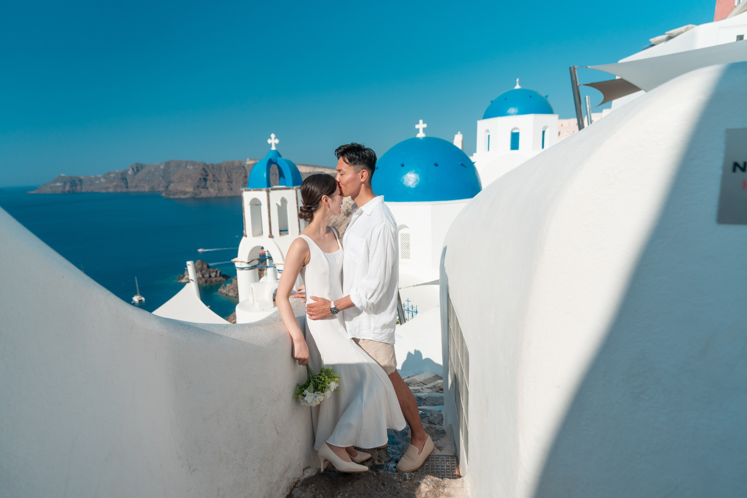 Santorini Photoshoot in Oia. Photographe vidéaste à Santorin|Séances photos de Robe volante Santorin|