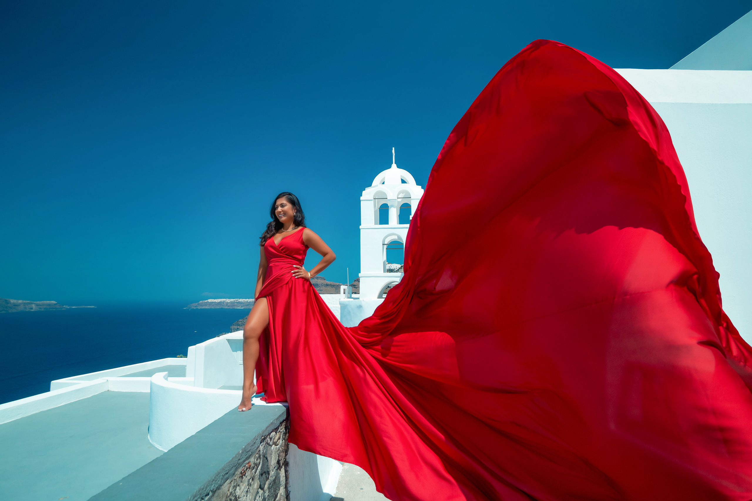Thira in the morning. Photographe vidéaste à Santorin|Séances photos de Robe volante Santorin|