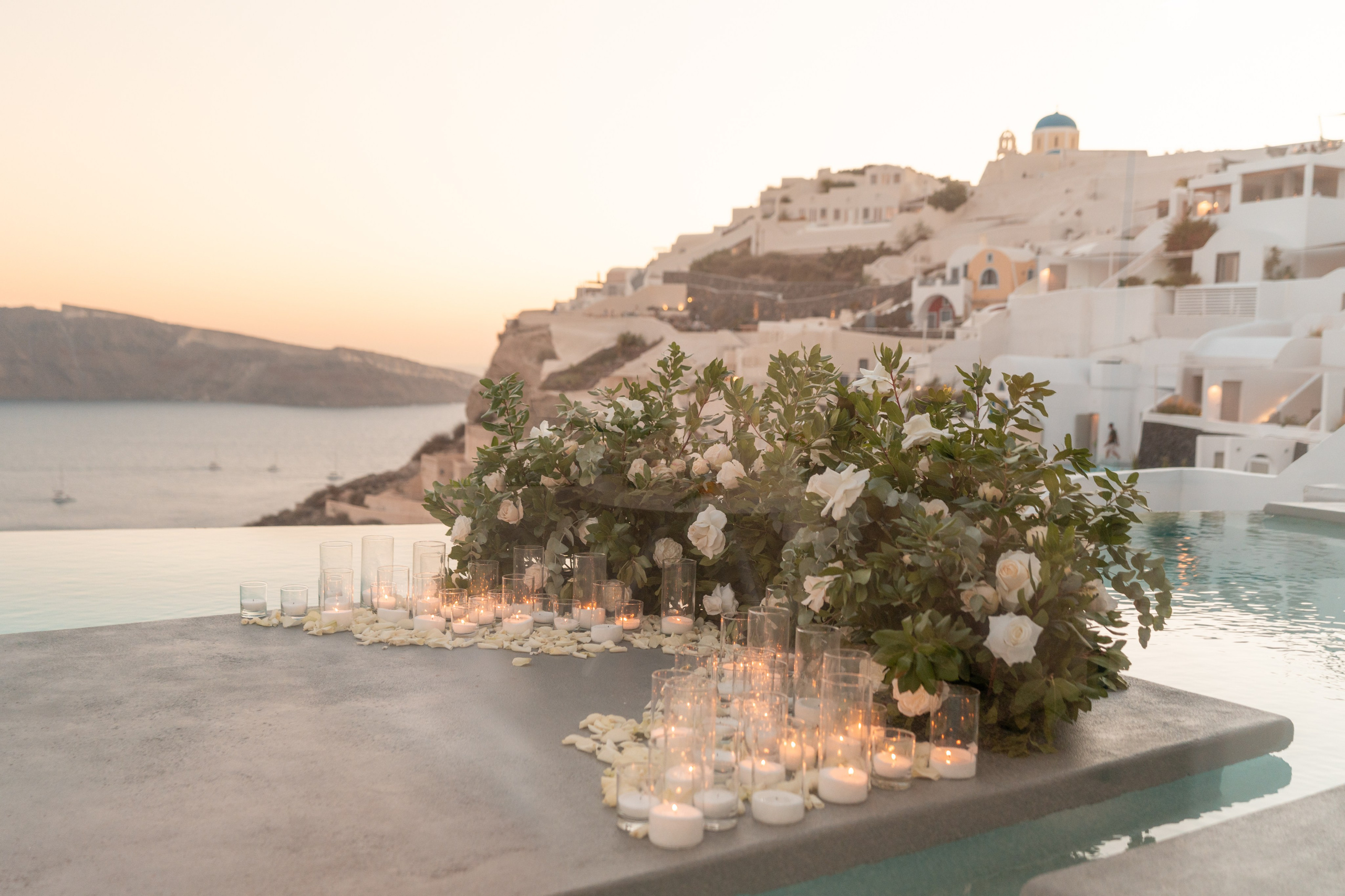Decor and Venues & Hotels. Photographe vidéaste à Santorin|Séances photos de Robe volante Santorin|
