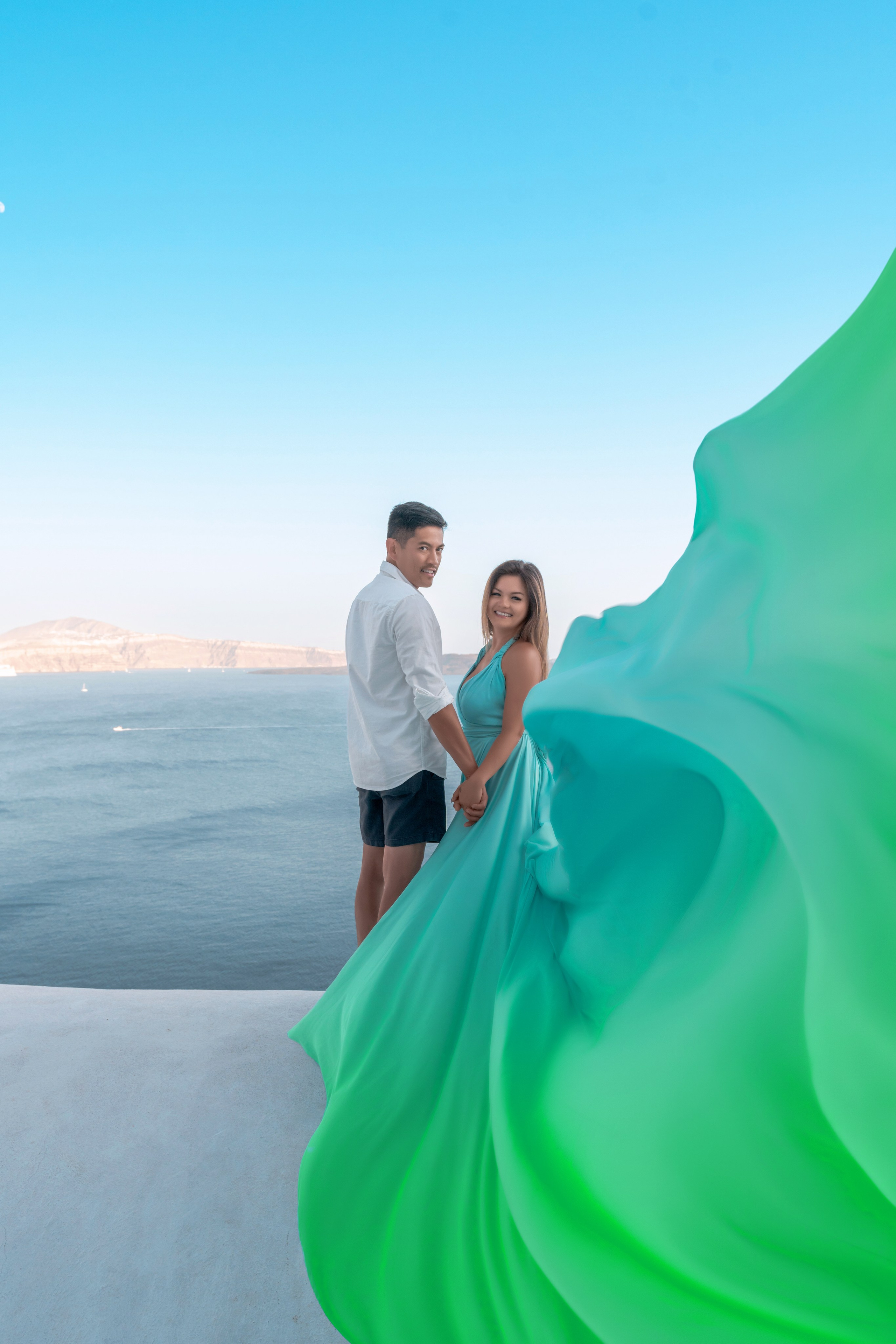Photoshoot en Famille à Santorin avec Robe Volante Tiffany – Une Expérience Inoubliable. Photographe vidéaste à Santorin|Séances photos de Robe volante Santorin|