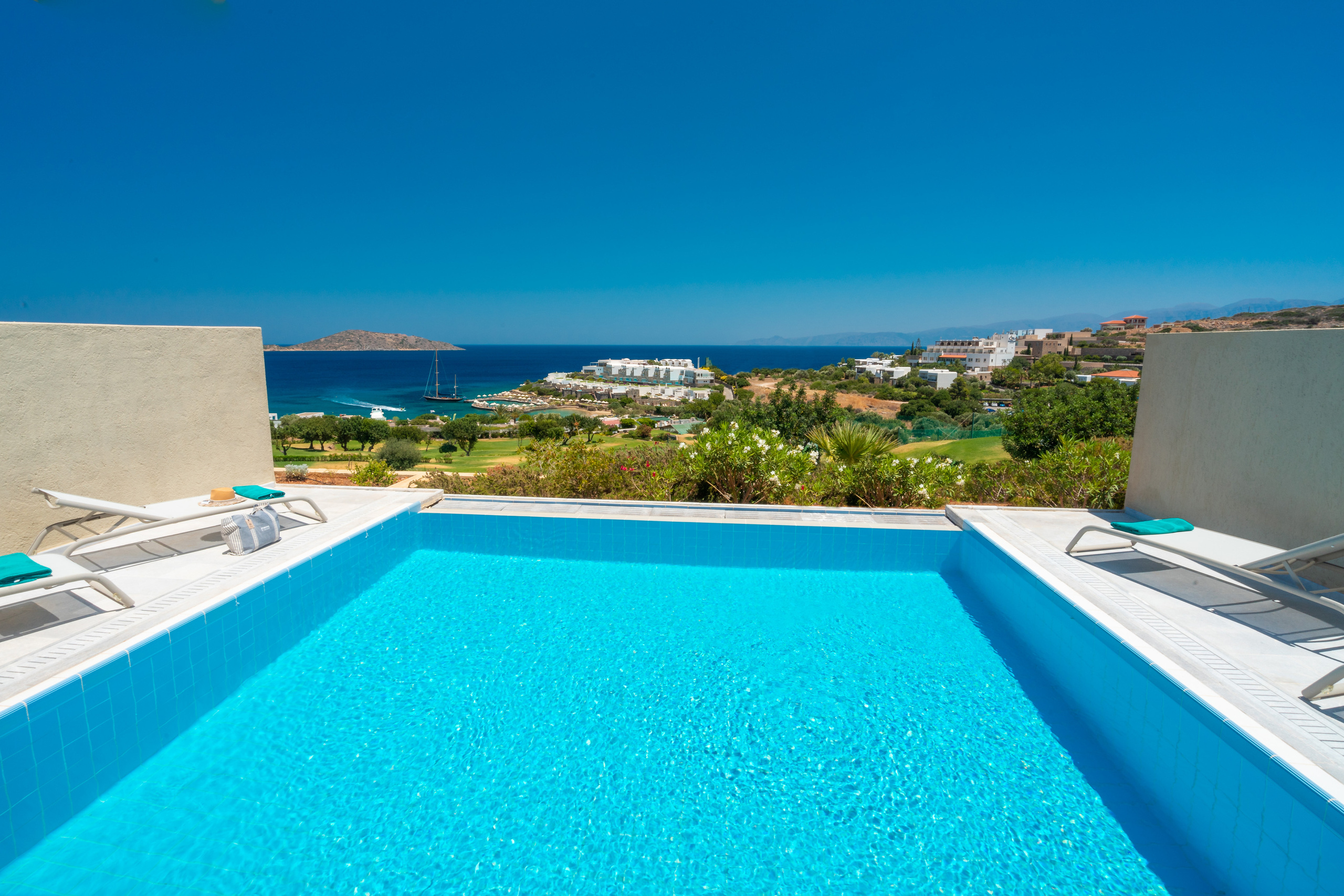 Porto Elounda Golf & Spa Resort. Photographe vidéaste à Santorin|Séances photos de Robe volante Santorin|