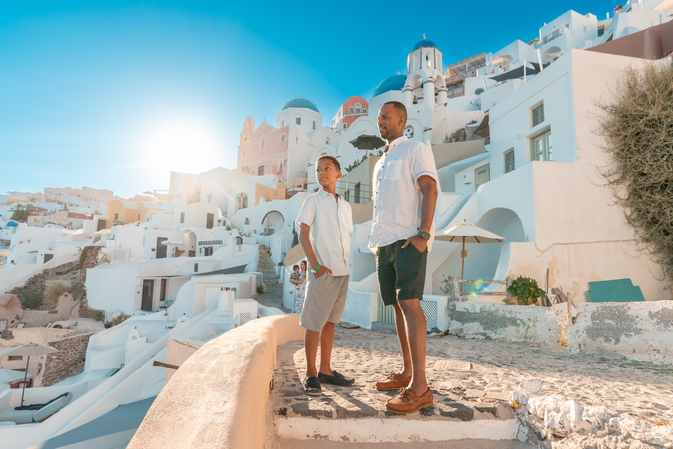 Séance photo de famille à Santorin par Sokolove | Souvenirs inoubliables. Photographe vidéaste à Santorin|Séances photos de Robe volante Santorin|