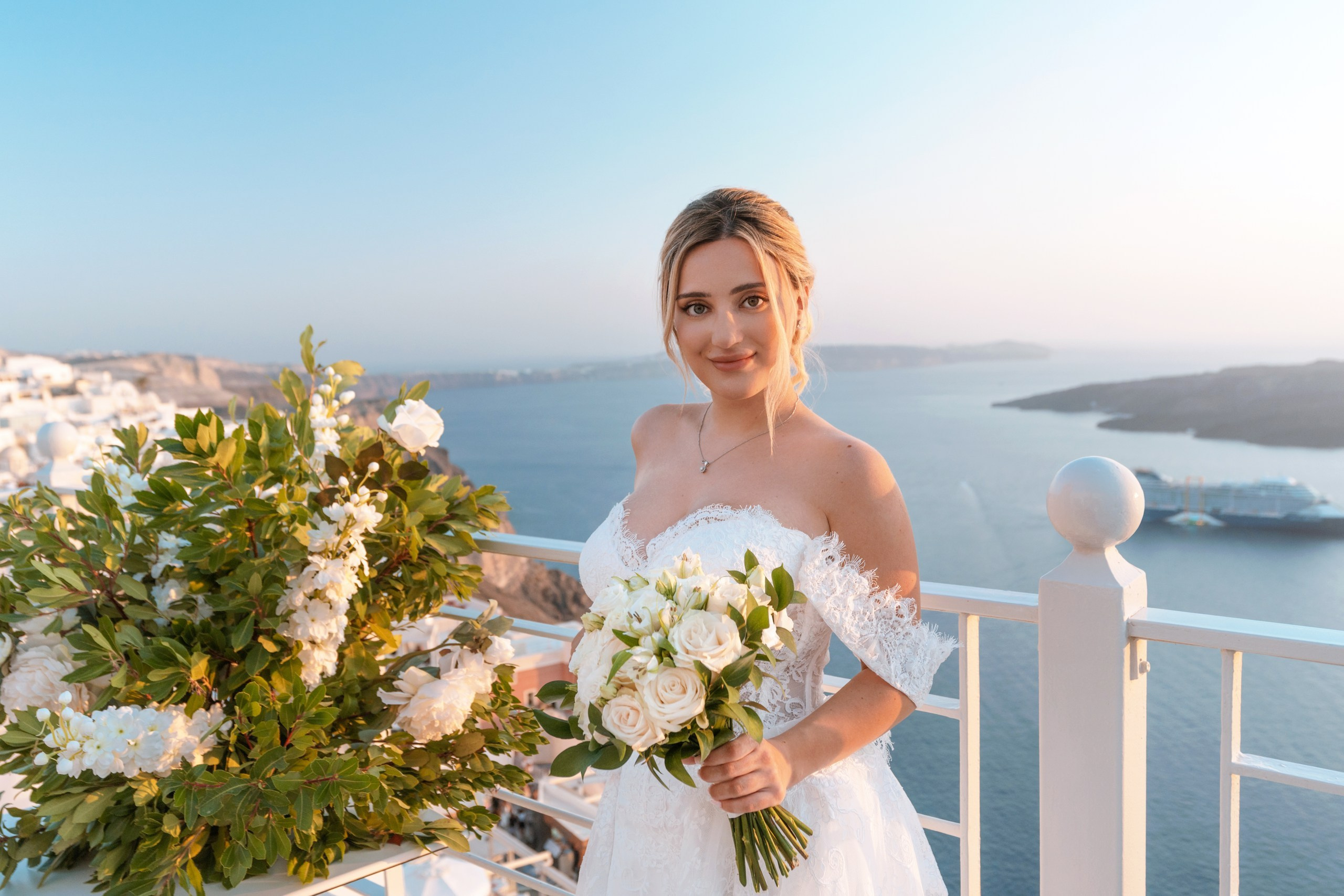Santorini Wedding Photographer & Drone Video. Photographe vidéaste à Santorin|Séances photos de Robe volante Santorin|