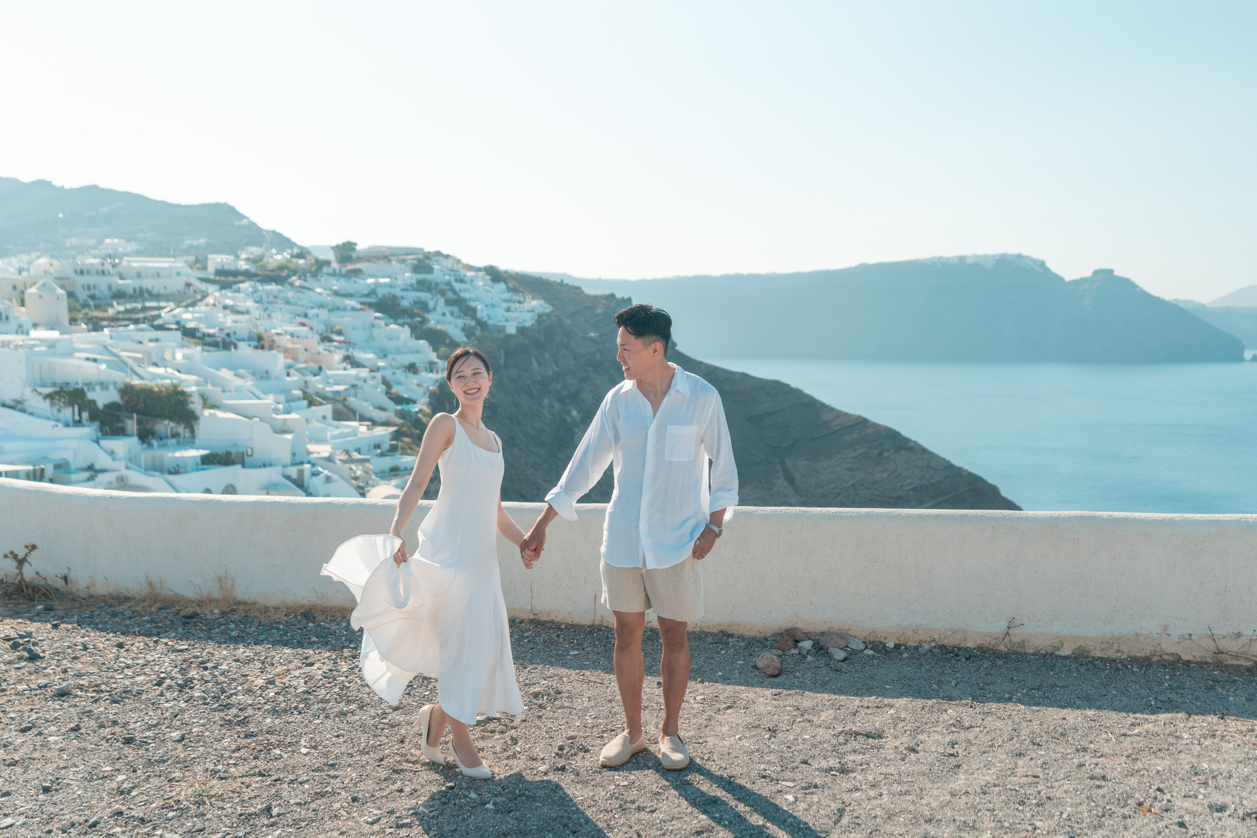 What is your love story in Santorini?. Photographe vidéaste à Santorin|Séances photos de Robe volante Santorin|