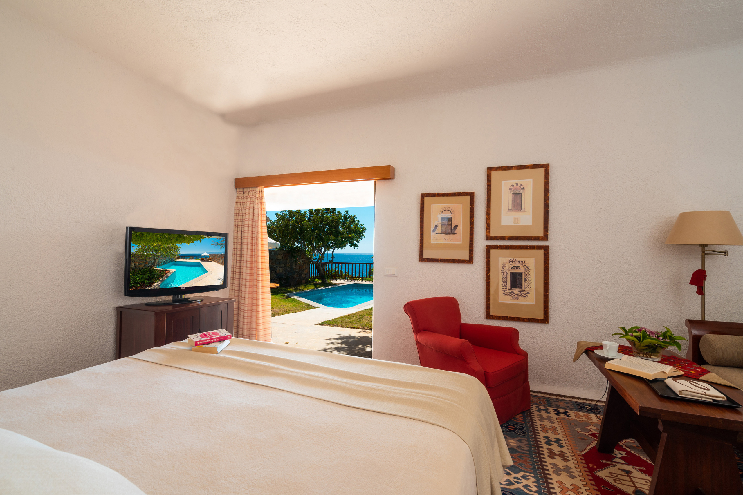 Porto Elounda Golf & Spa Resort. Photographe vidéaste à Santorin|Séances photos de Robe volante Santorin|