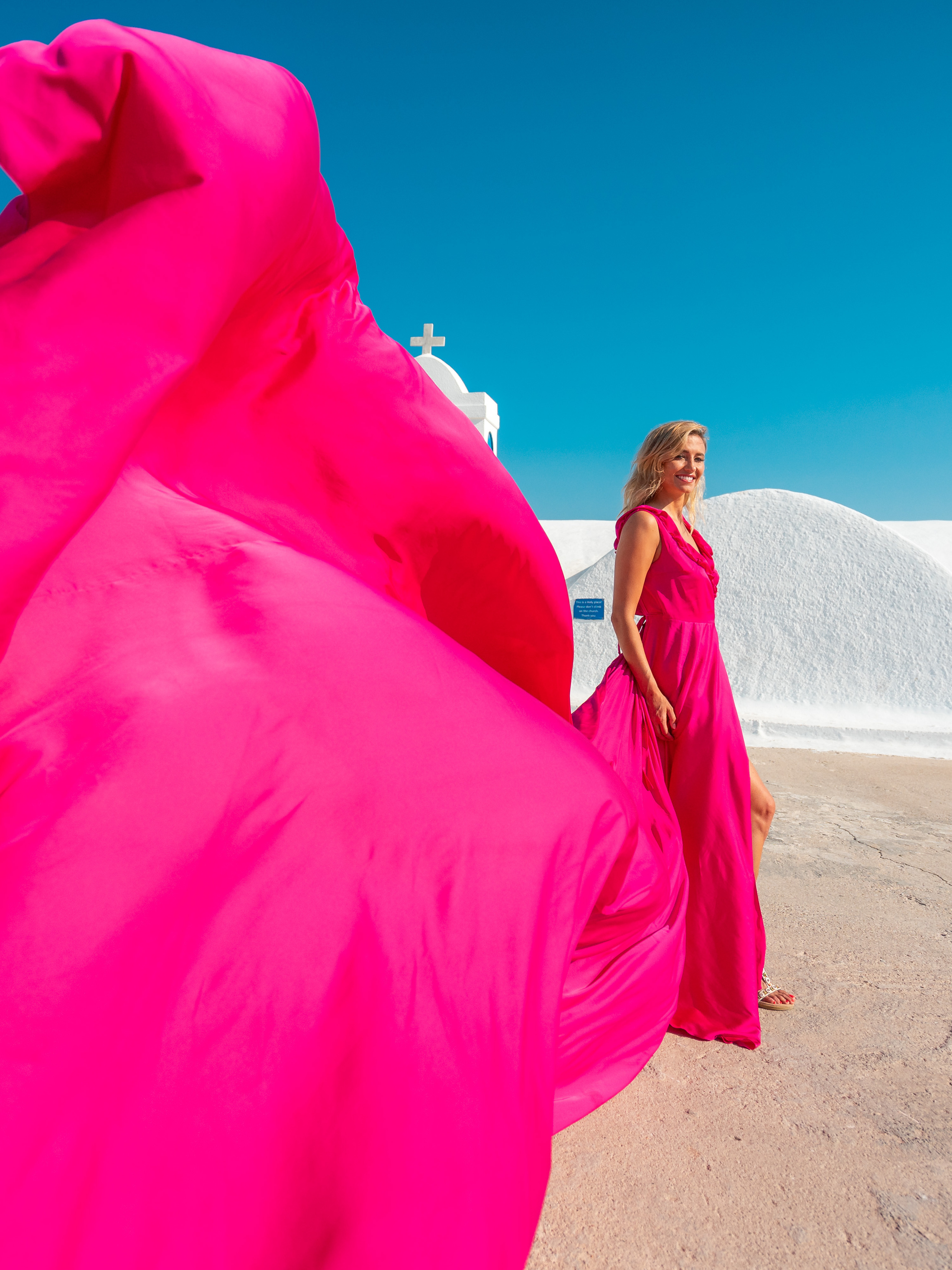 Fuchsia ruffles. Photographe vidéaste à Santorin|Séances photos de Robe volante Santorin|