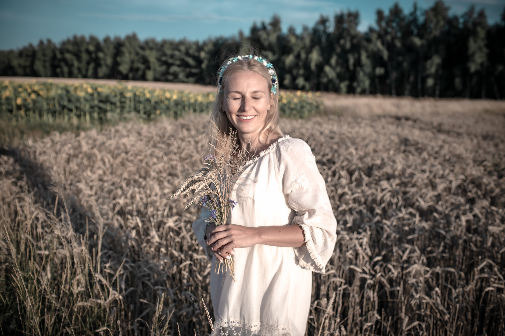 Oksana w zbożu. Fotografia dziecięca i rodzinna. Sesje portretowe - Wieluń