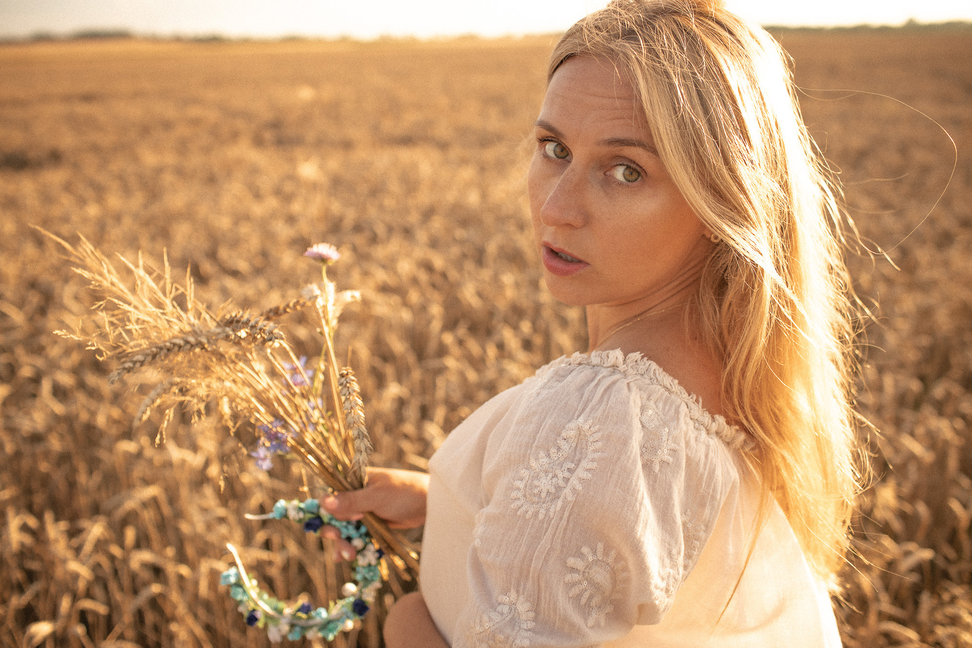 Oksana w zbożu. Fotografia dziecięca i rodzinna. Sesje portretowe - Wieluń